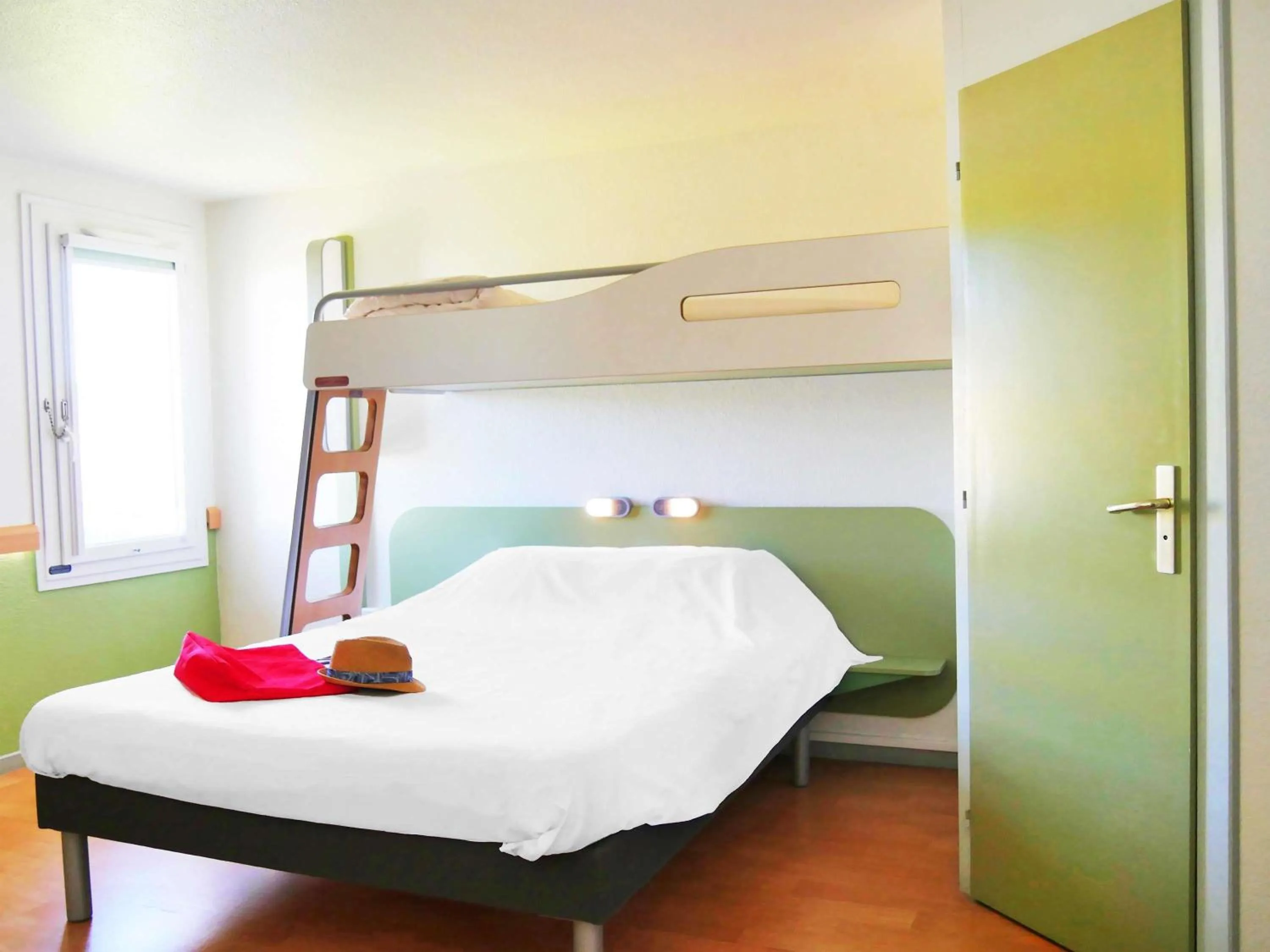 Bedroom, Bed in ibis budget Lisieux
