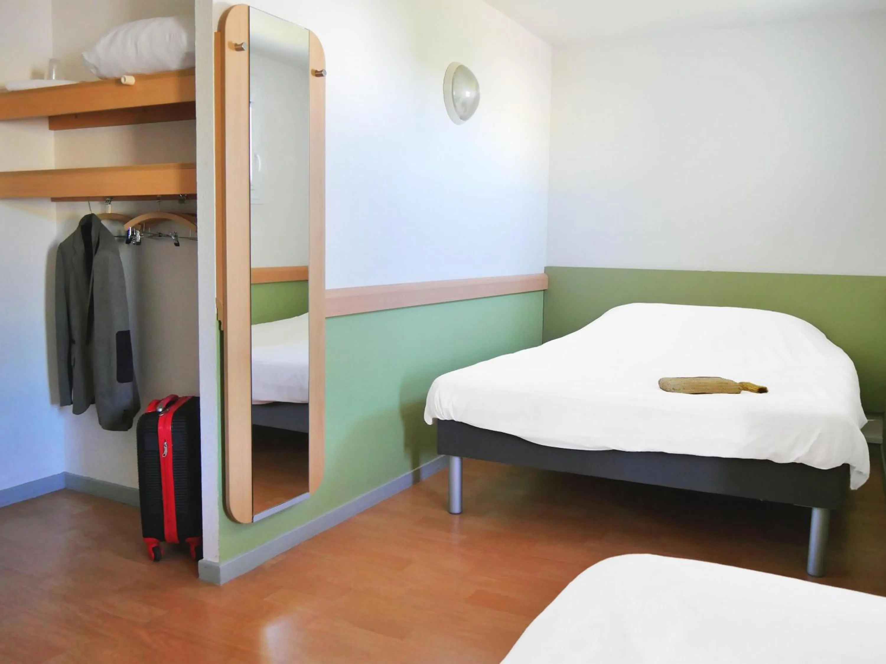 Bedroom, Bed in ibis budget Lisieux