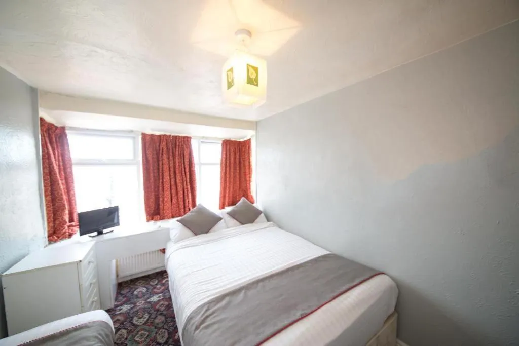 Bed in MyRoomz Hollingdales Hotel