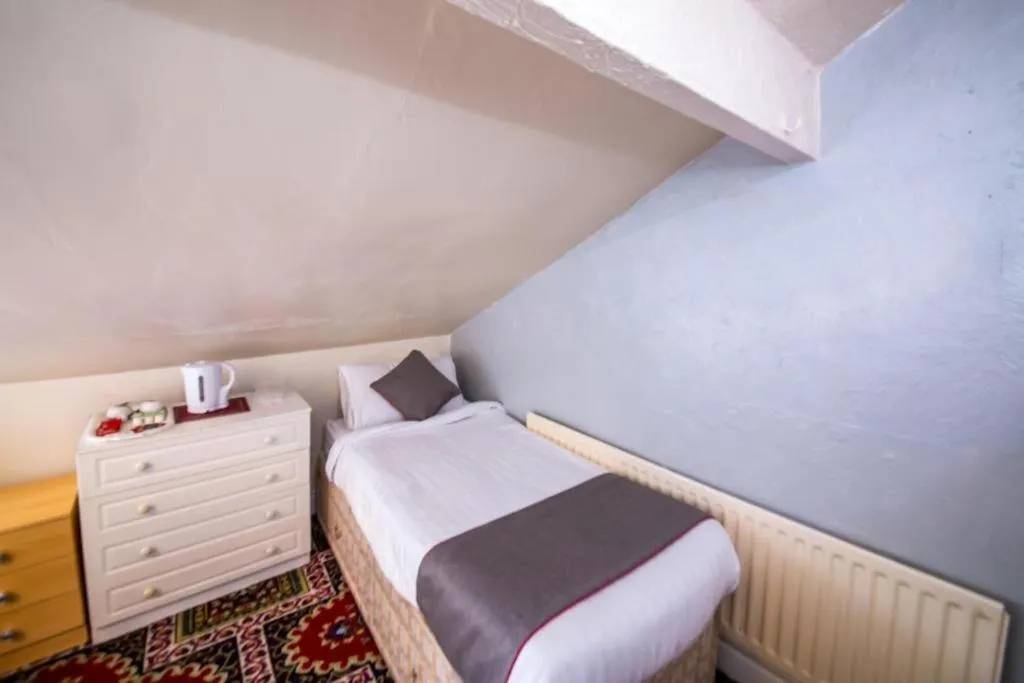 Bed in MyRoomz Hollingdales Hotel