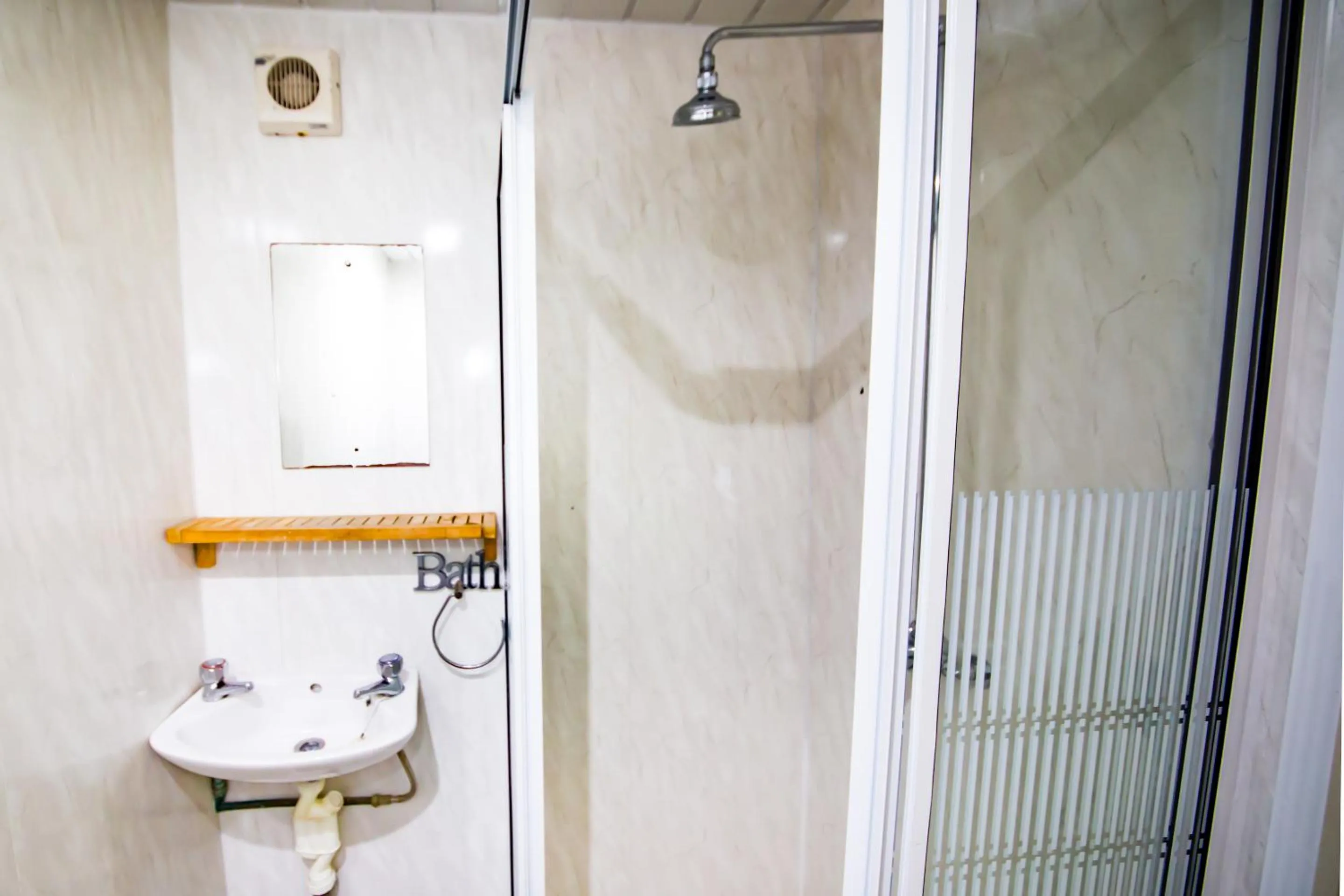 Bathroom in MyRoomz Hollingdales Hotel