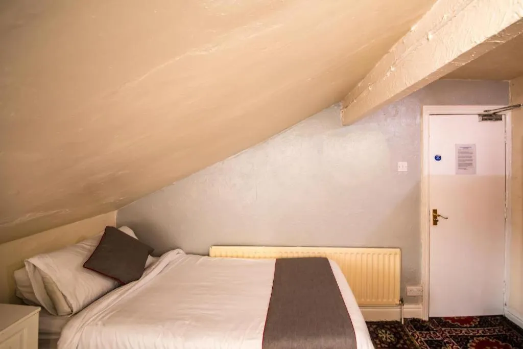 Bed in MyRoomz Hollingdales Hotel