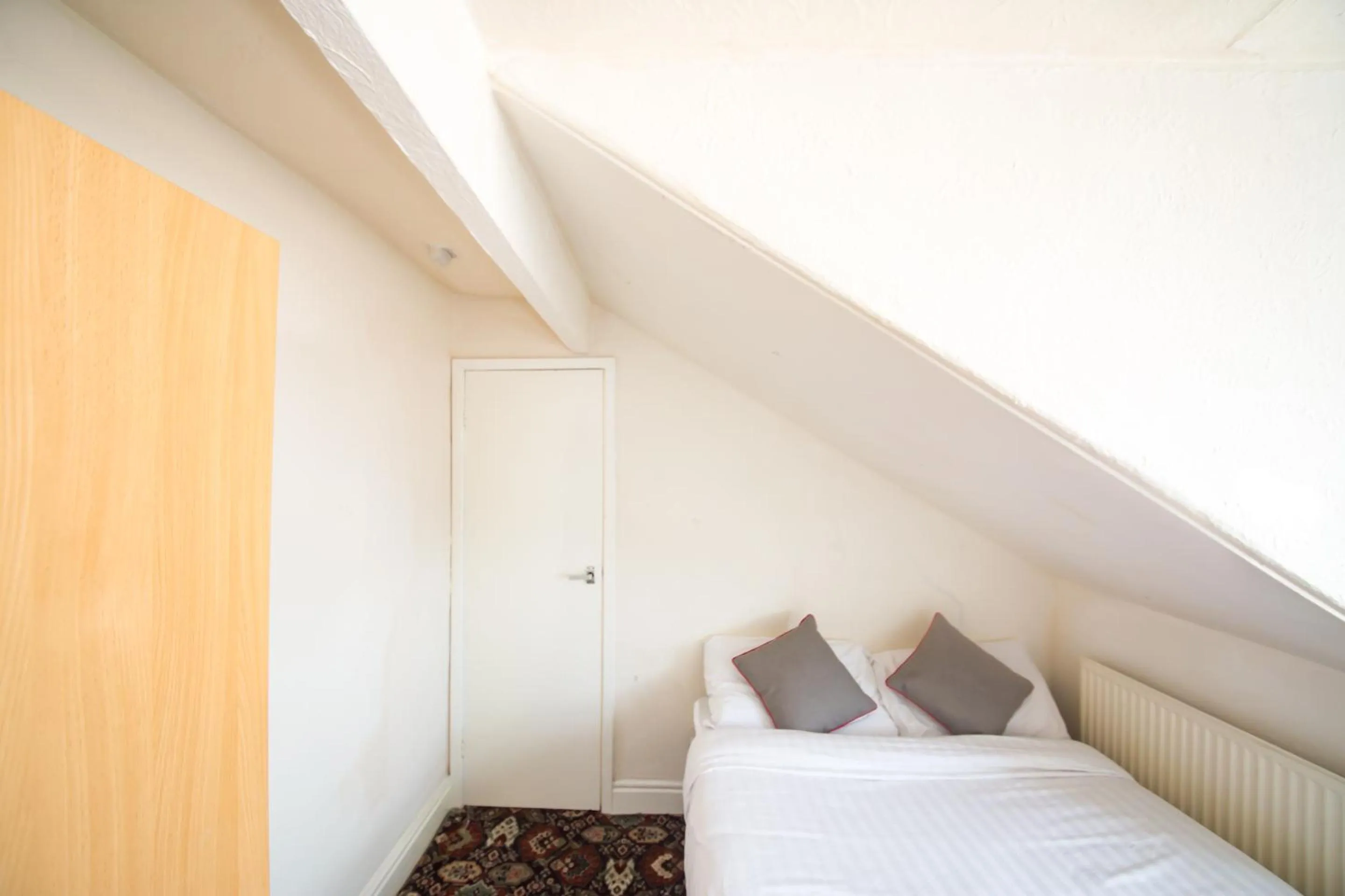 Bed in MyRoomz Hollingdales Hotel