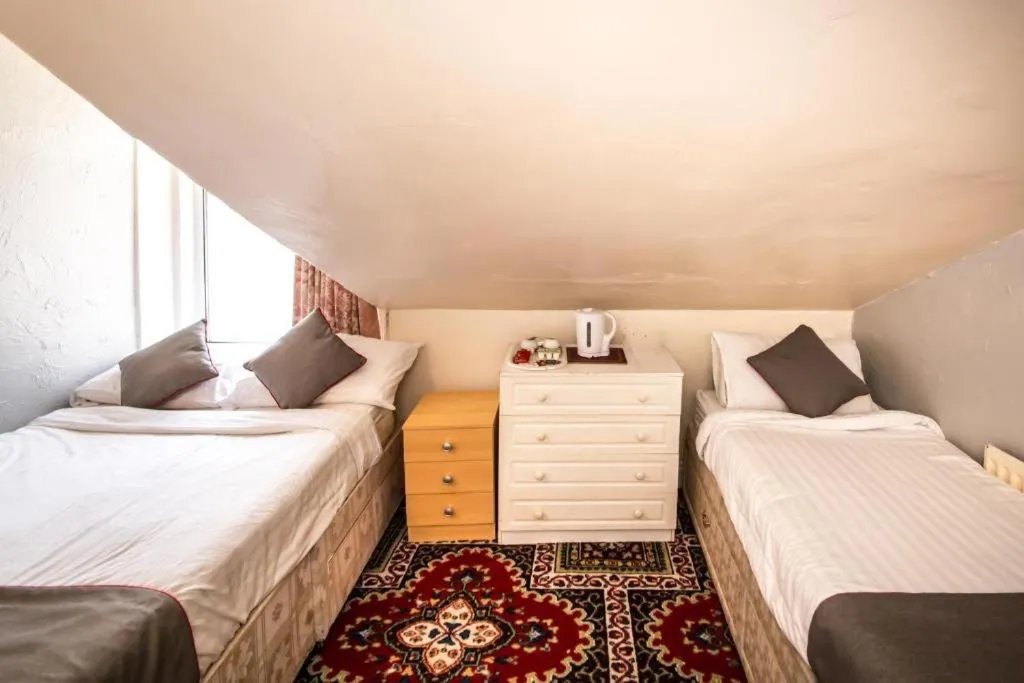 Bed in MyRoomz Hollingdales Hotel