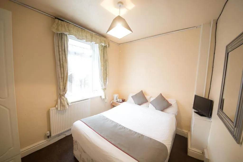 Photo of the whole room, Bed in MyRoomz Hollingdales Hotel