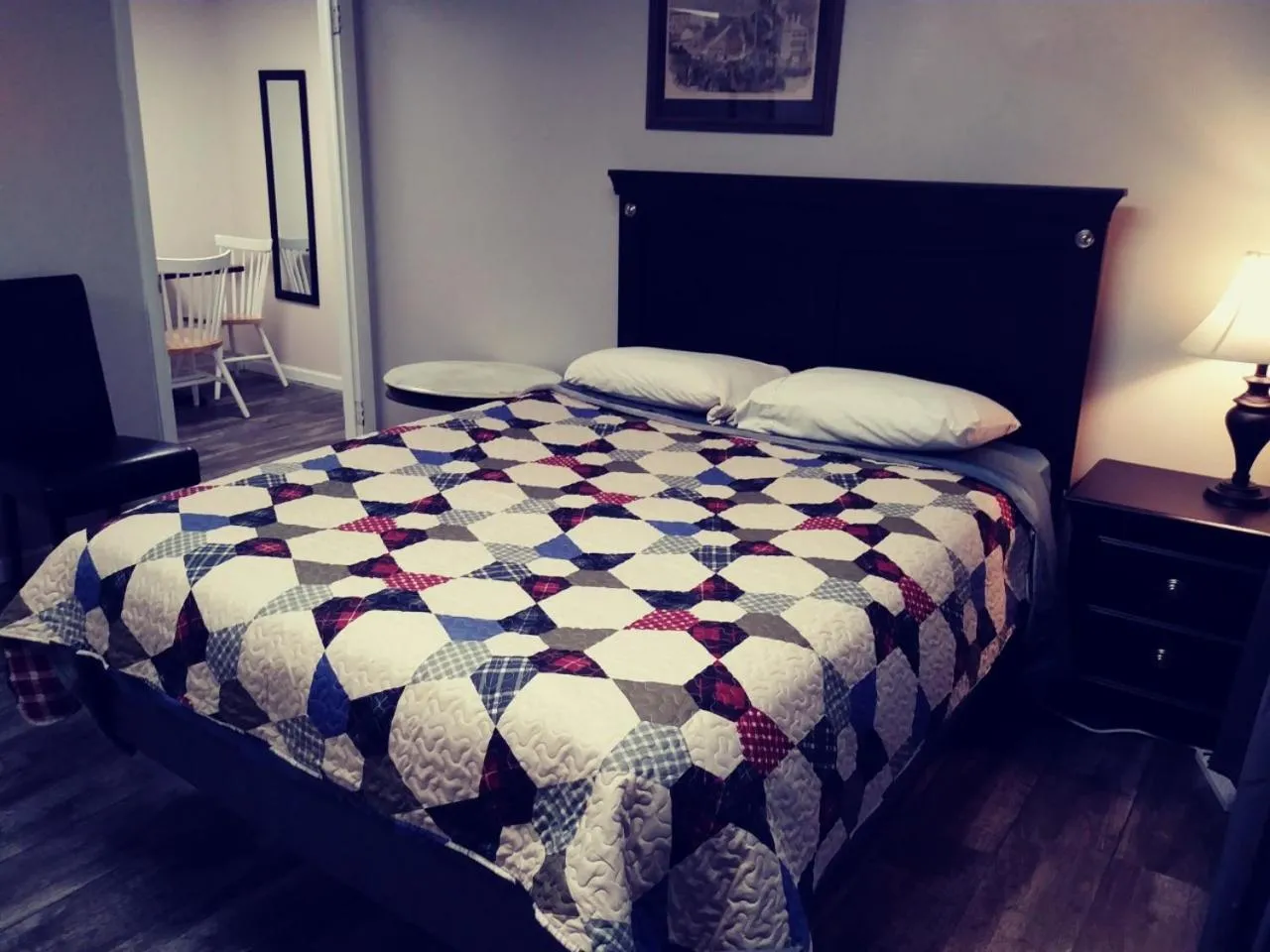 Photo of the whole room, Bed in Sleepy Hollow Manor