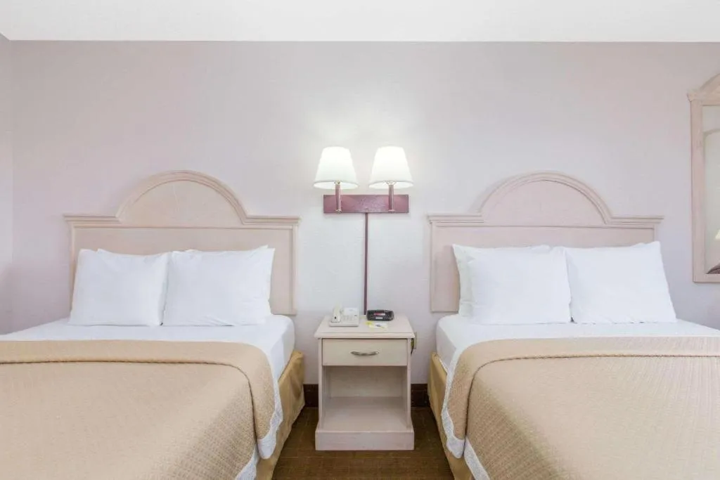 Bed in Days Inn & Suites by Wyndham Navarre - near Beaches Hurlburt