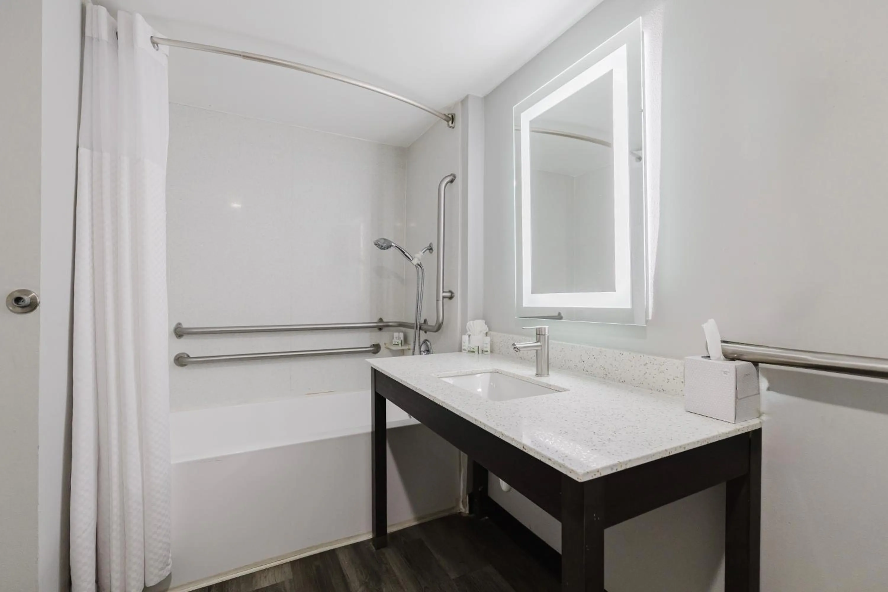 Bathroom in La Quinta Inn by Wyndham Amarillo Mid-City