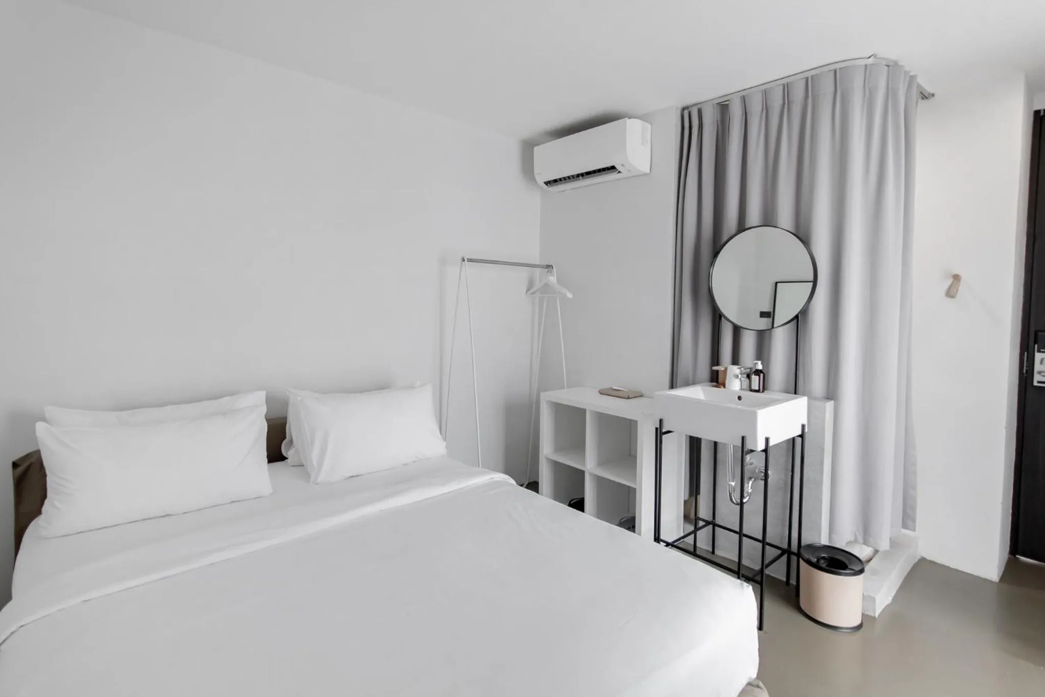 Bed in Chocolate box mint