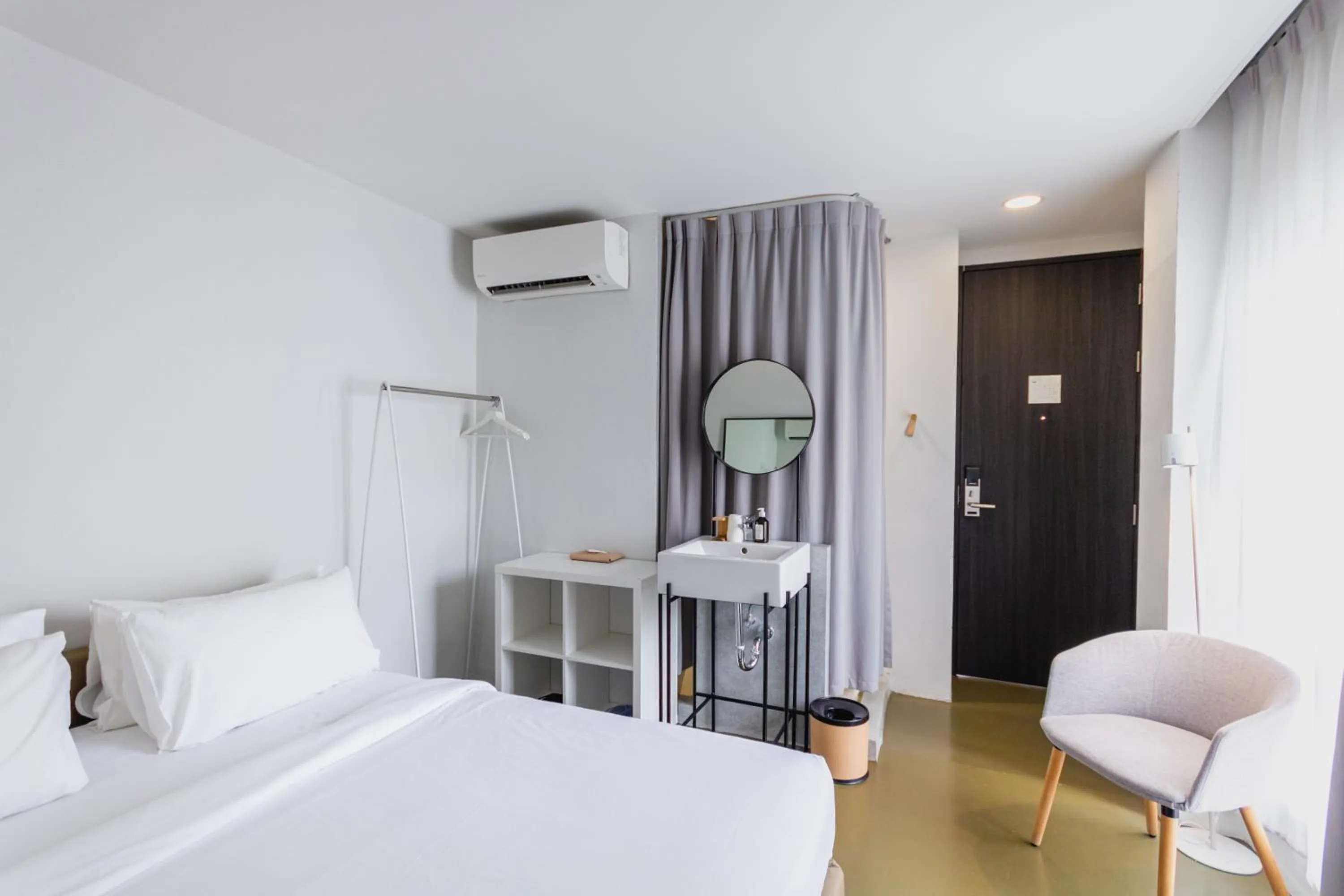 Bed in Chocolate box mint