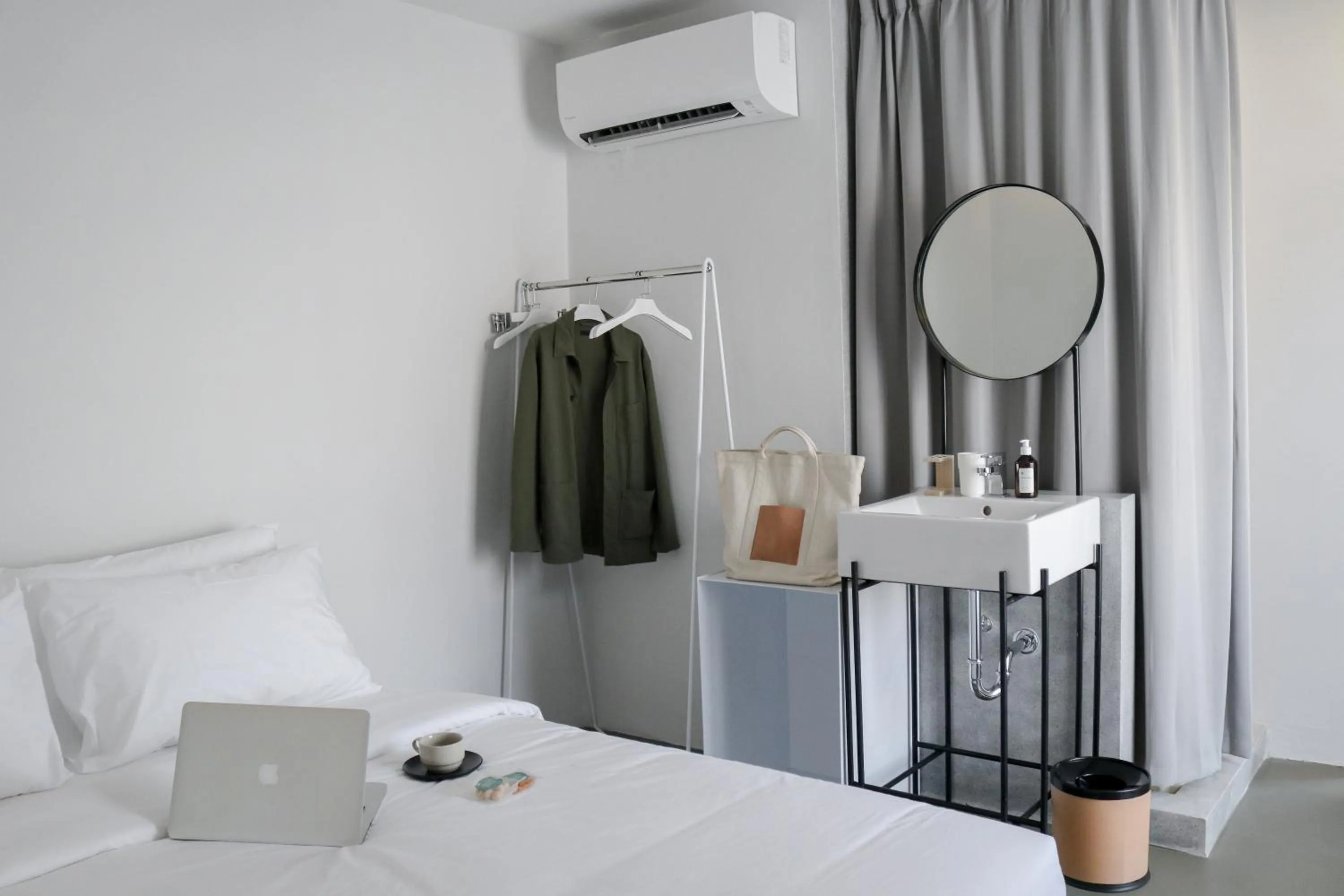 Bed in Chocolate box mint