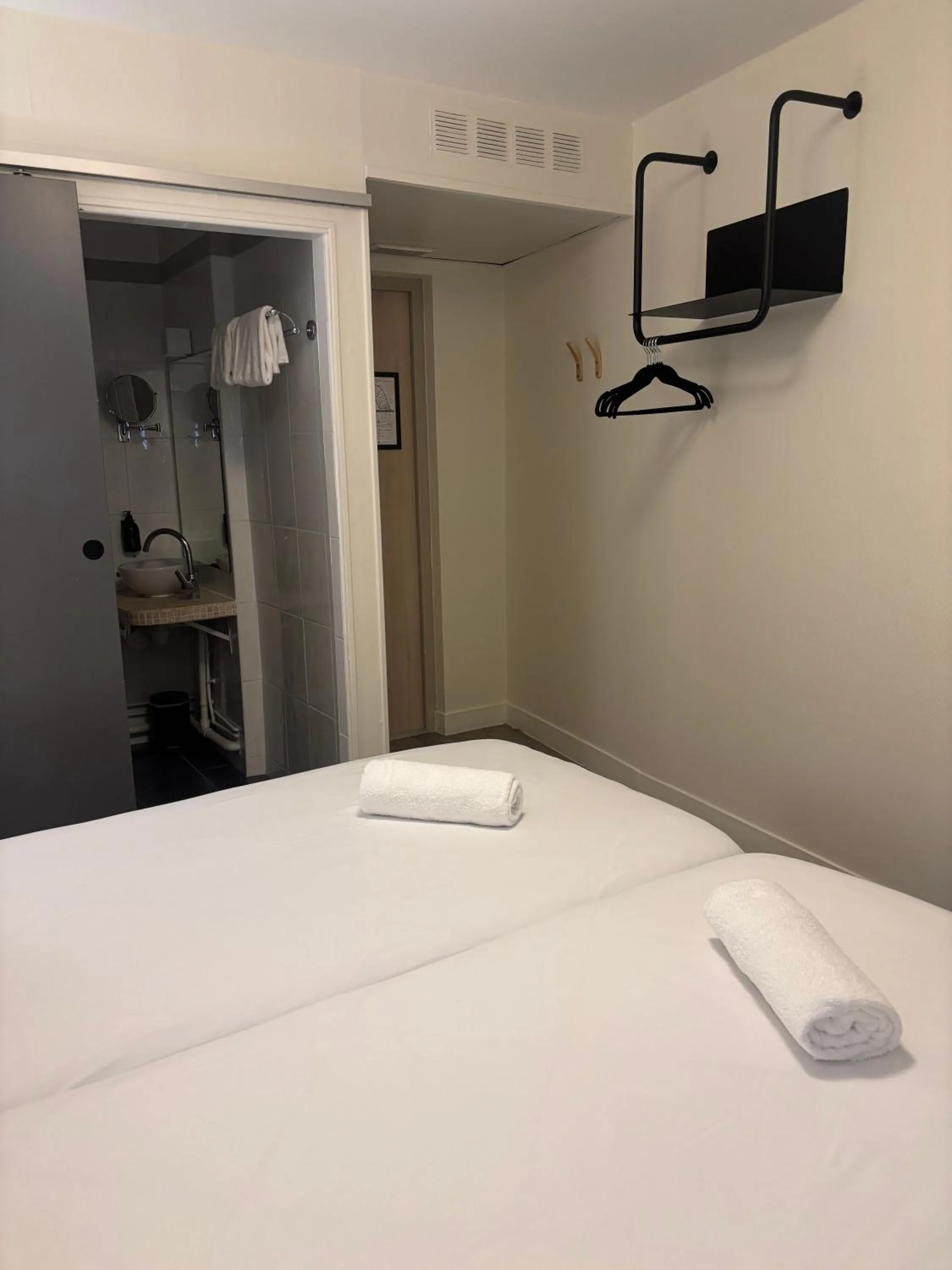 Photo of the whole room, Bed in Korner République