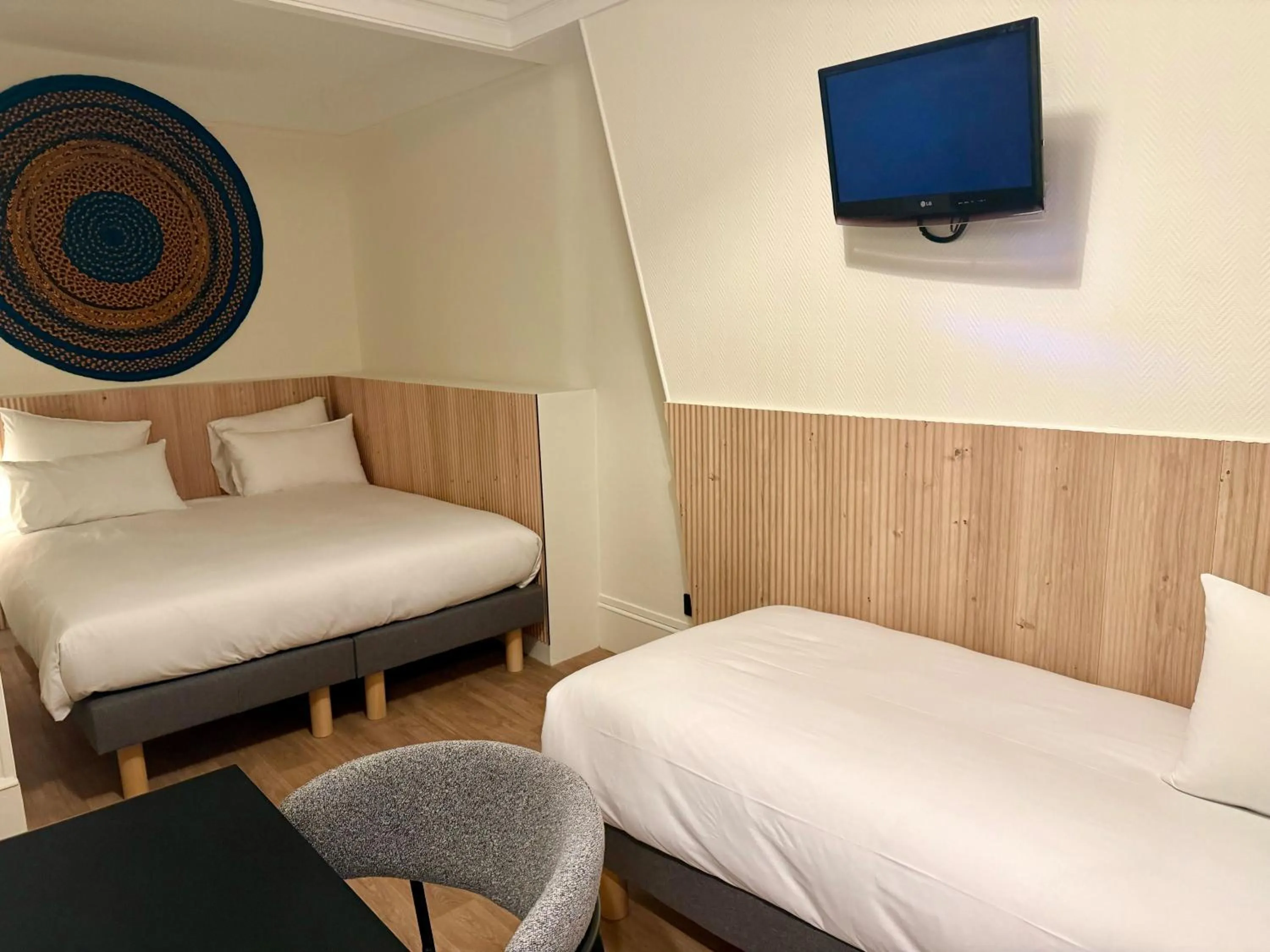 Photo of the whole room, Bed in Korner République