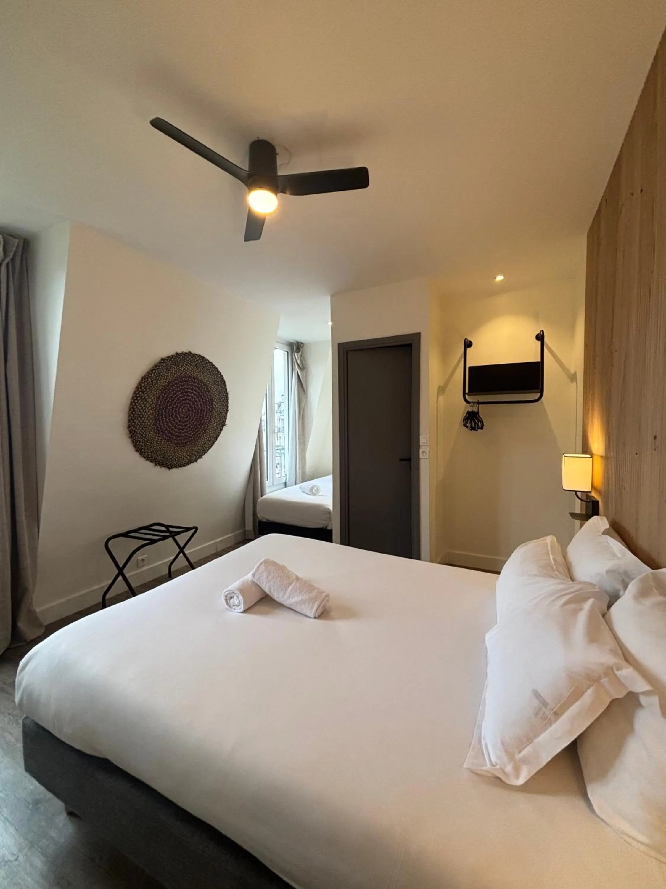 Photo of the whole room, Bed in Korner République