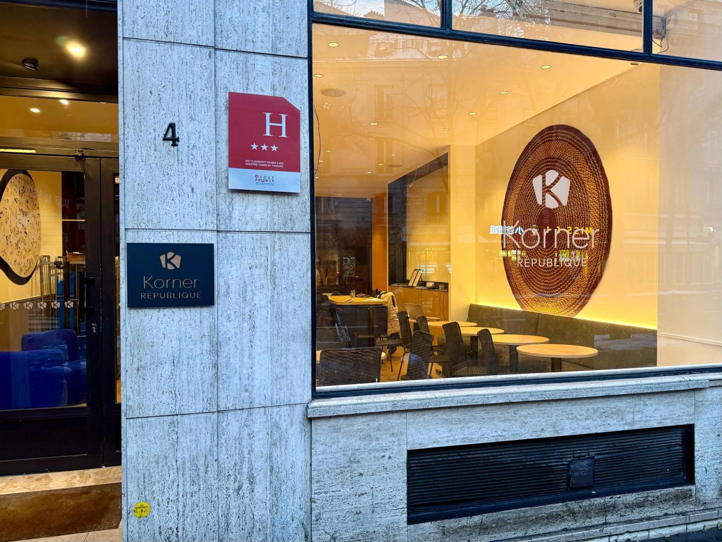 Property logo or sign in Korner République