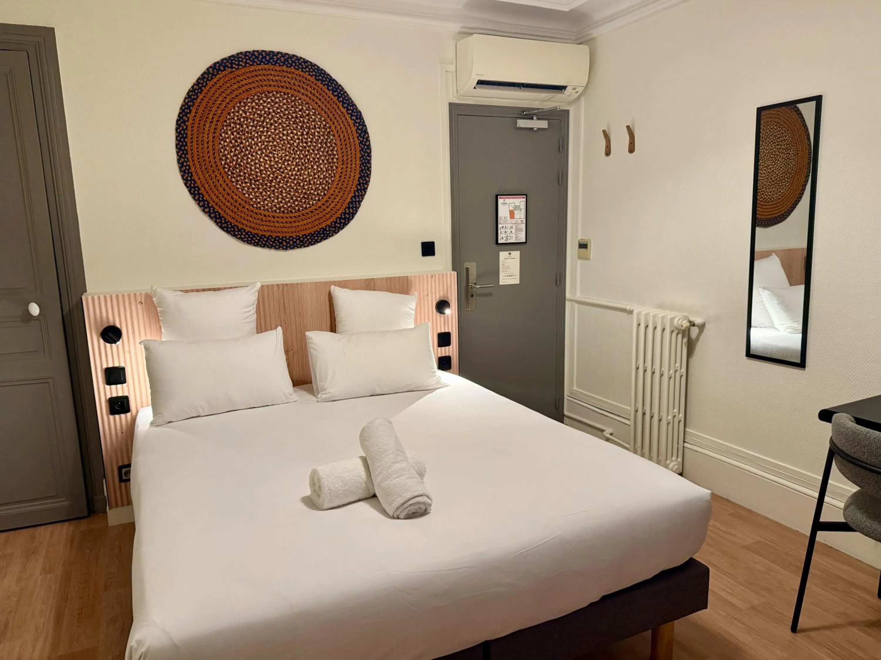 Photo of the whole room, Bed in Korner République