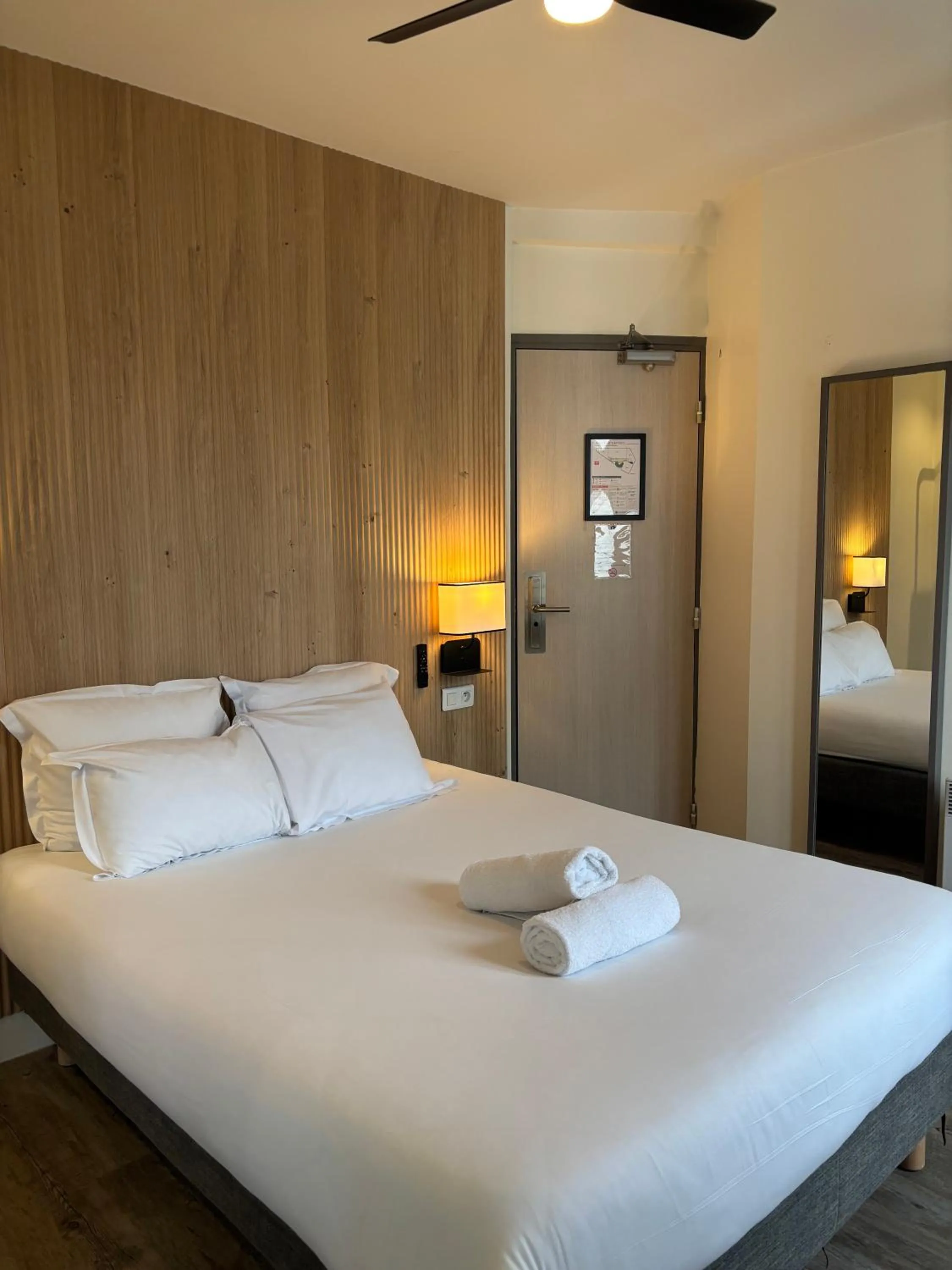 Photo of the whole room, Bed in Korner République