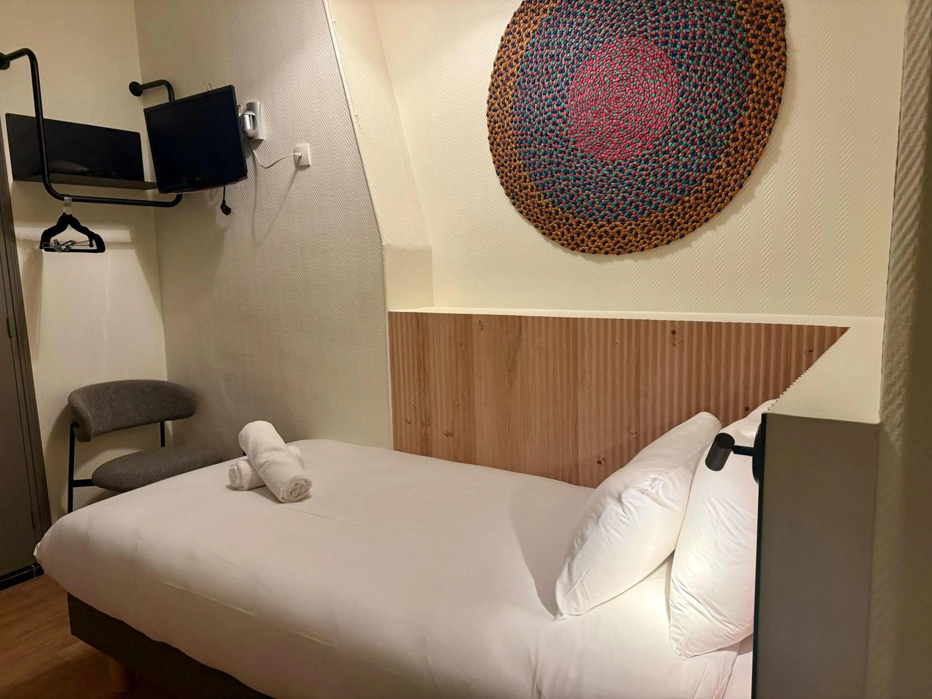 Photo of the whole room, Bed in Korner République