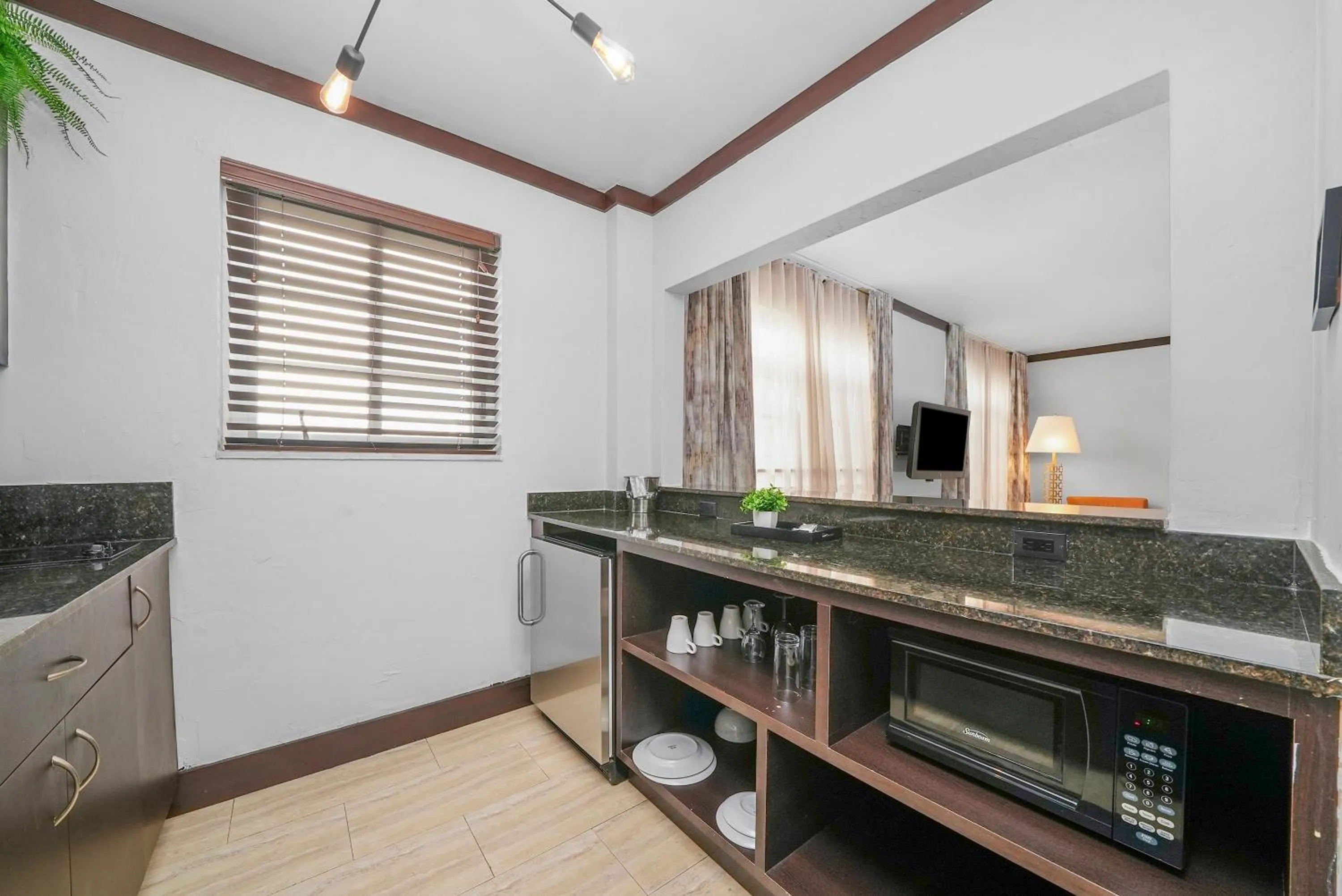 Kitchen or kitchenette in Lincoln Arms Suites