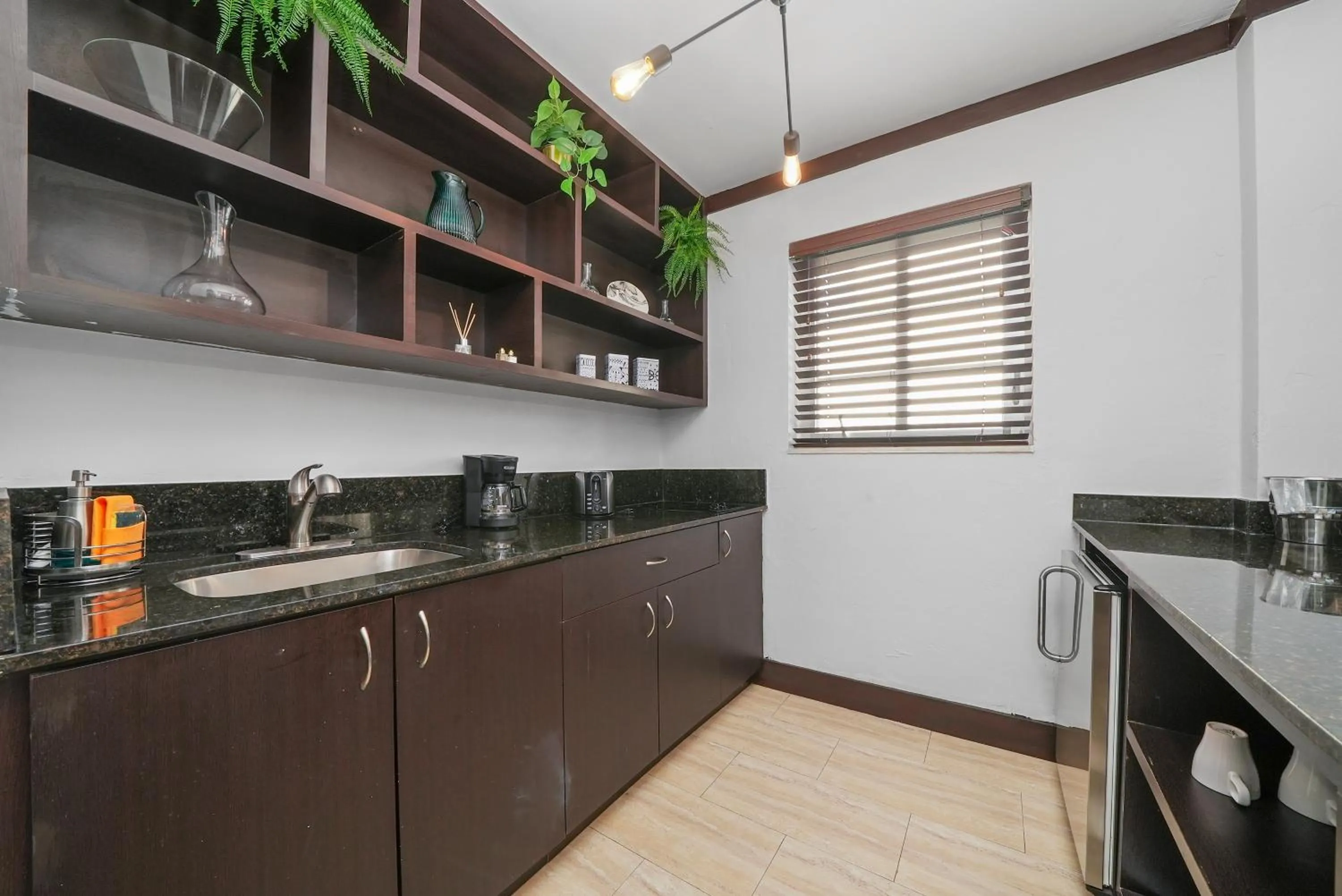 Kitchen or kitchenette in Lincoln Arms Suites