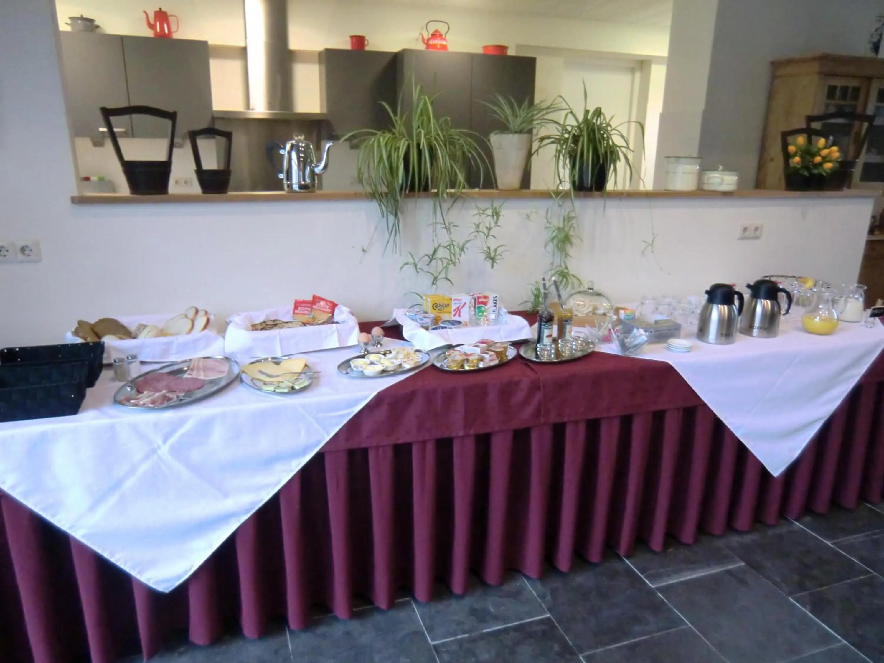 Buffet breakfast in Horsetellerie Rheezerveen