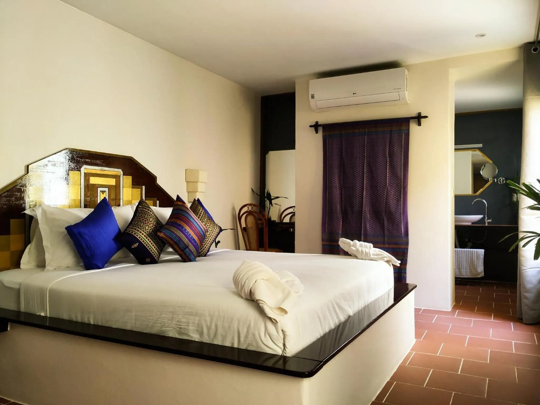 Bathroom, Bed in Hotel Old Cinema