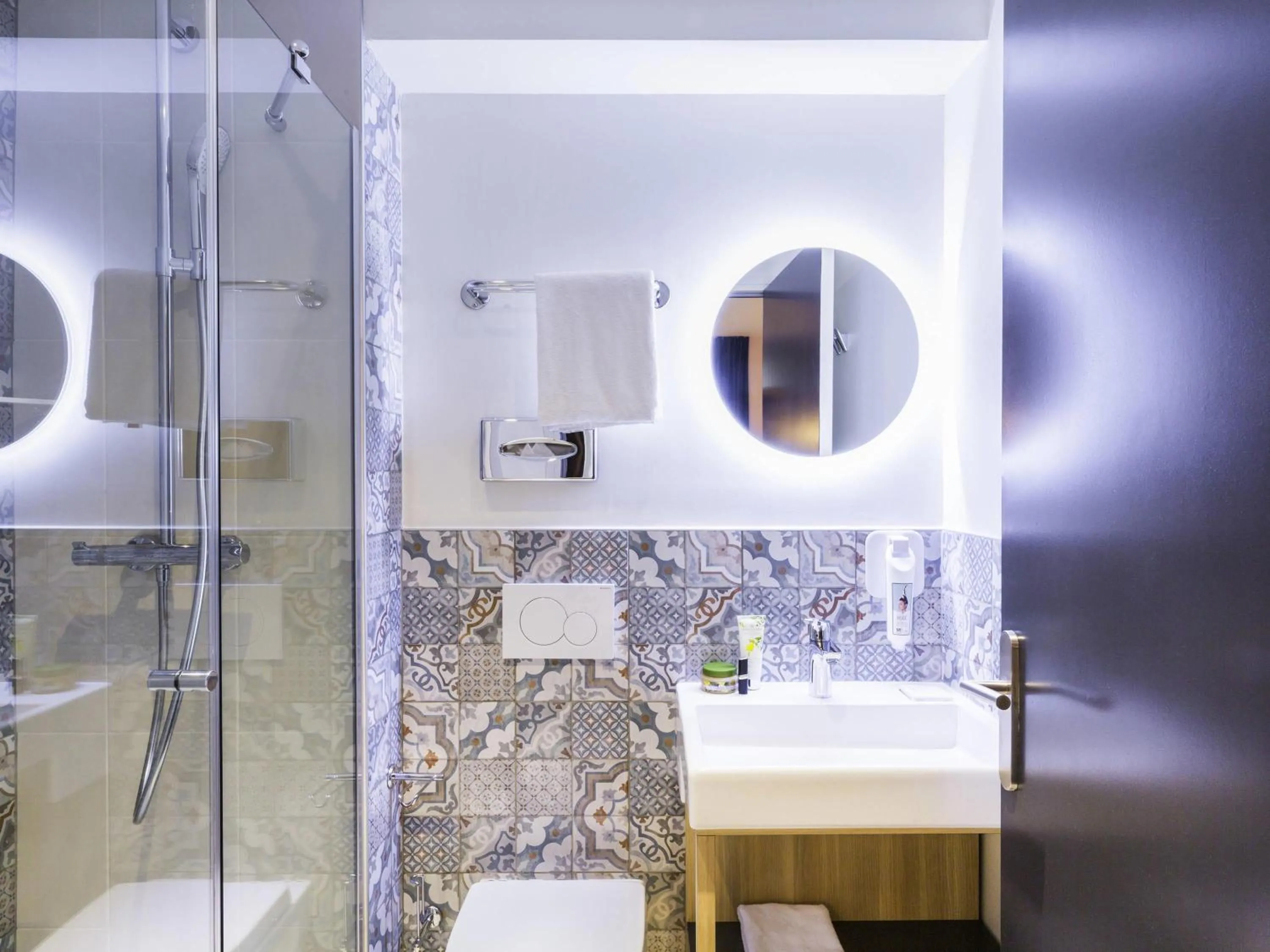 Bedroom in ibis Styles Paris Gare de l'Est TGV