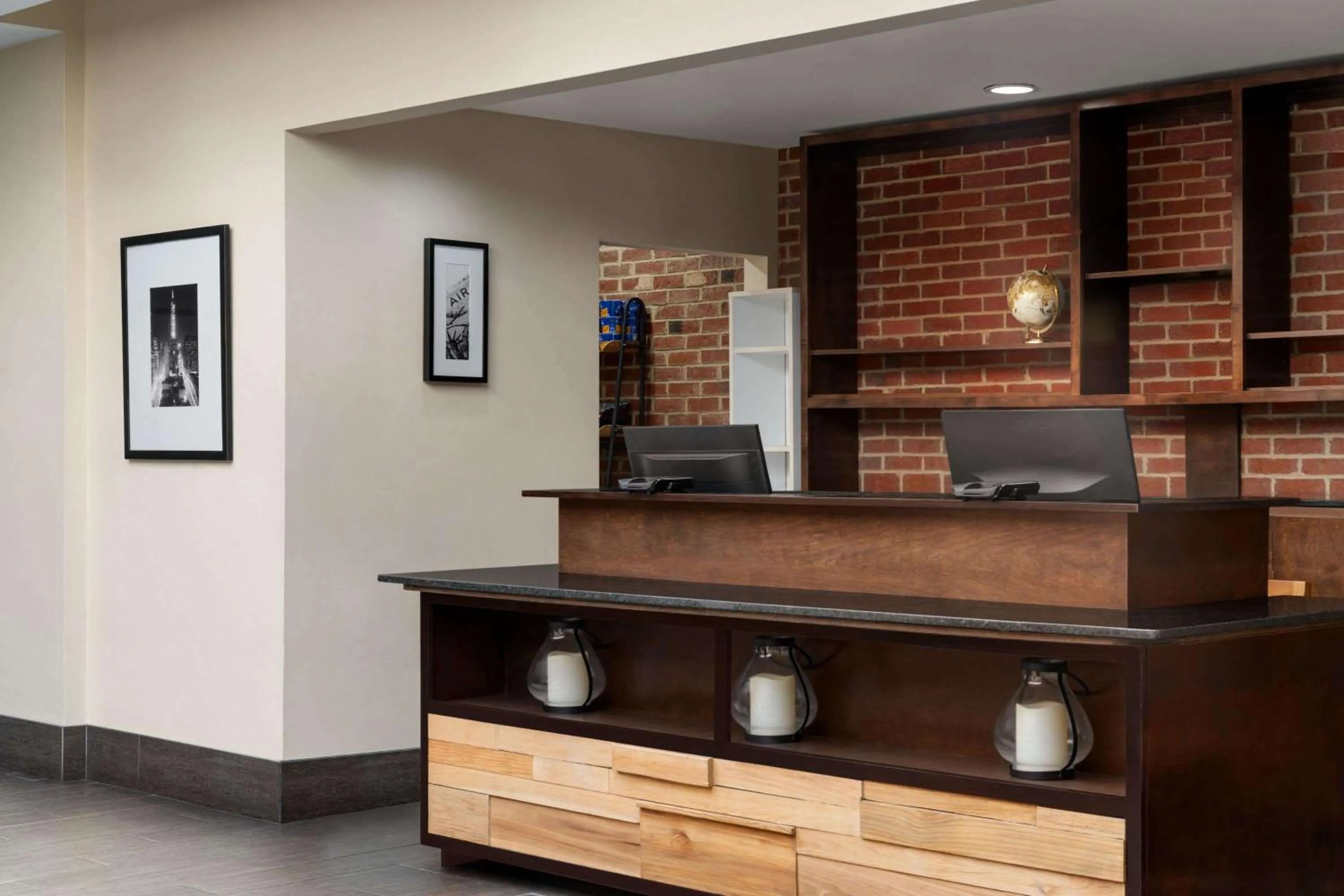 Lobby or reception in Wyndham Garden Inn Pittsburgh Airport