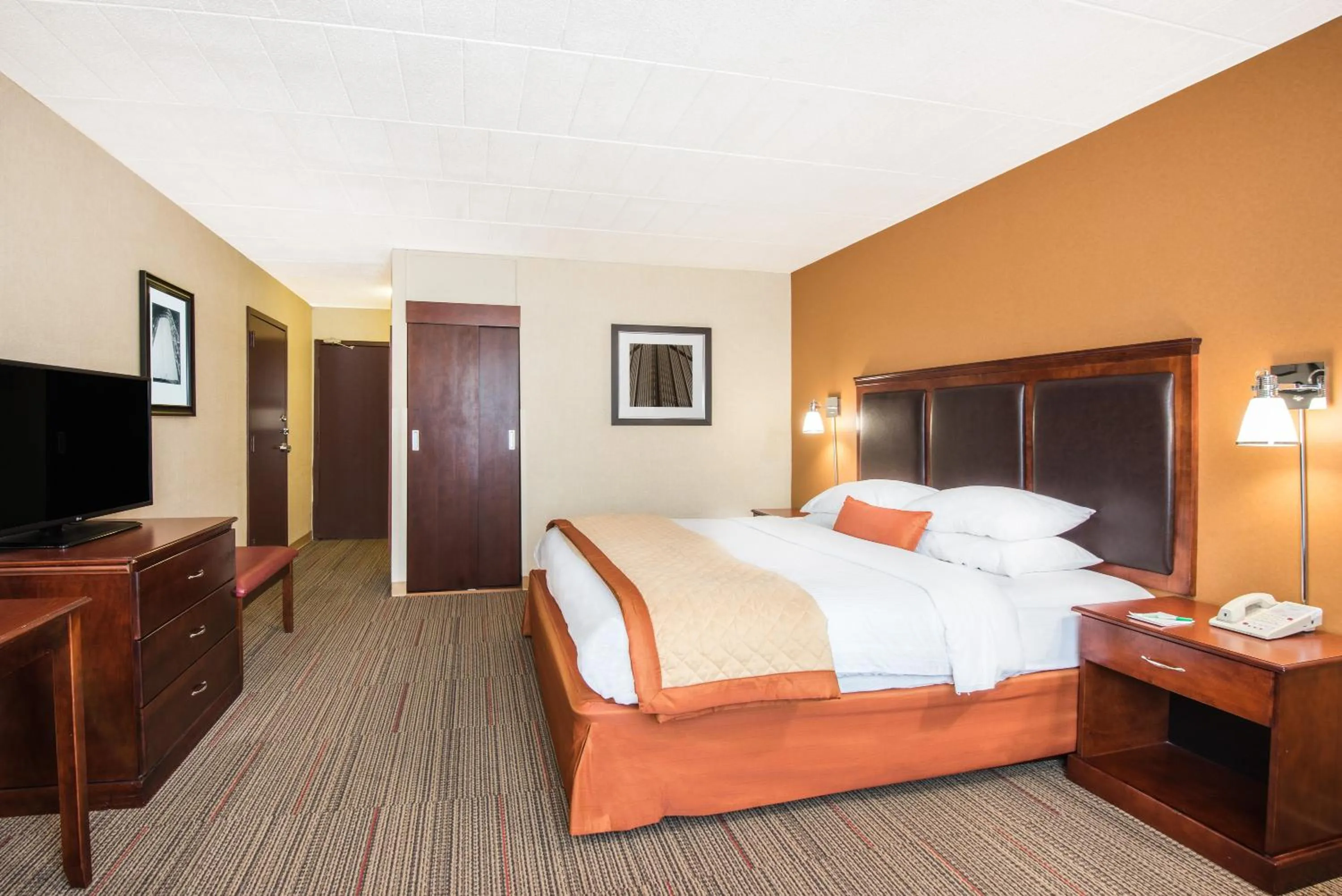 Photo of the whole room, Bed in Wyndham Garden Inn Pittsburgh Airport