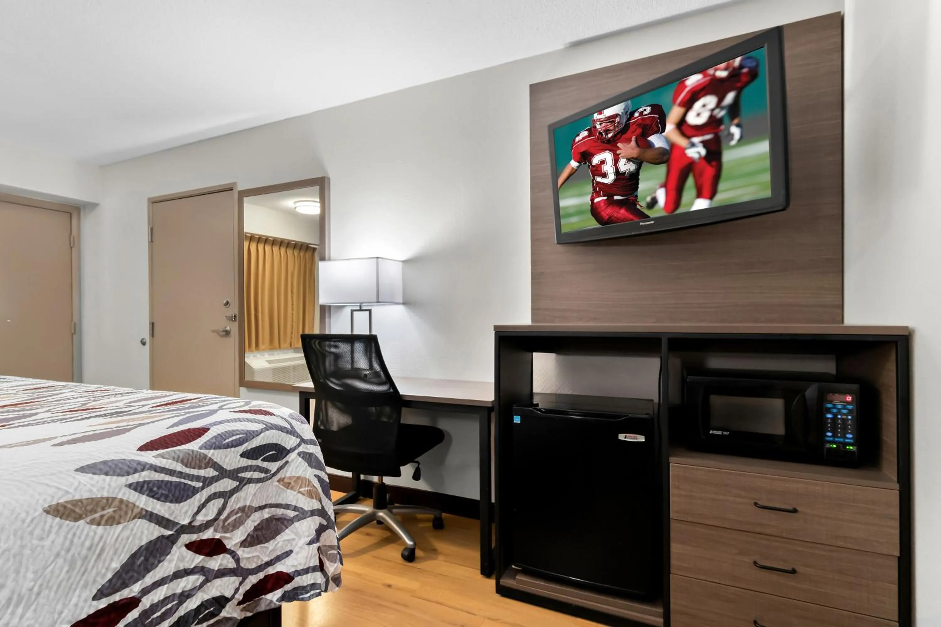 Bedroom, Bed in Red Roof Inn Harrisburg North