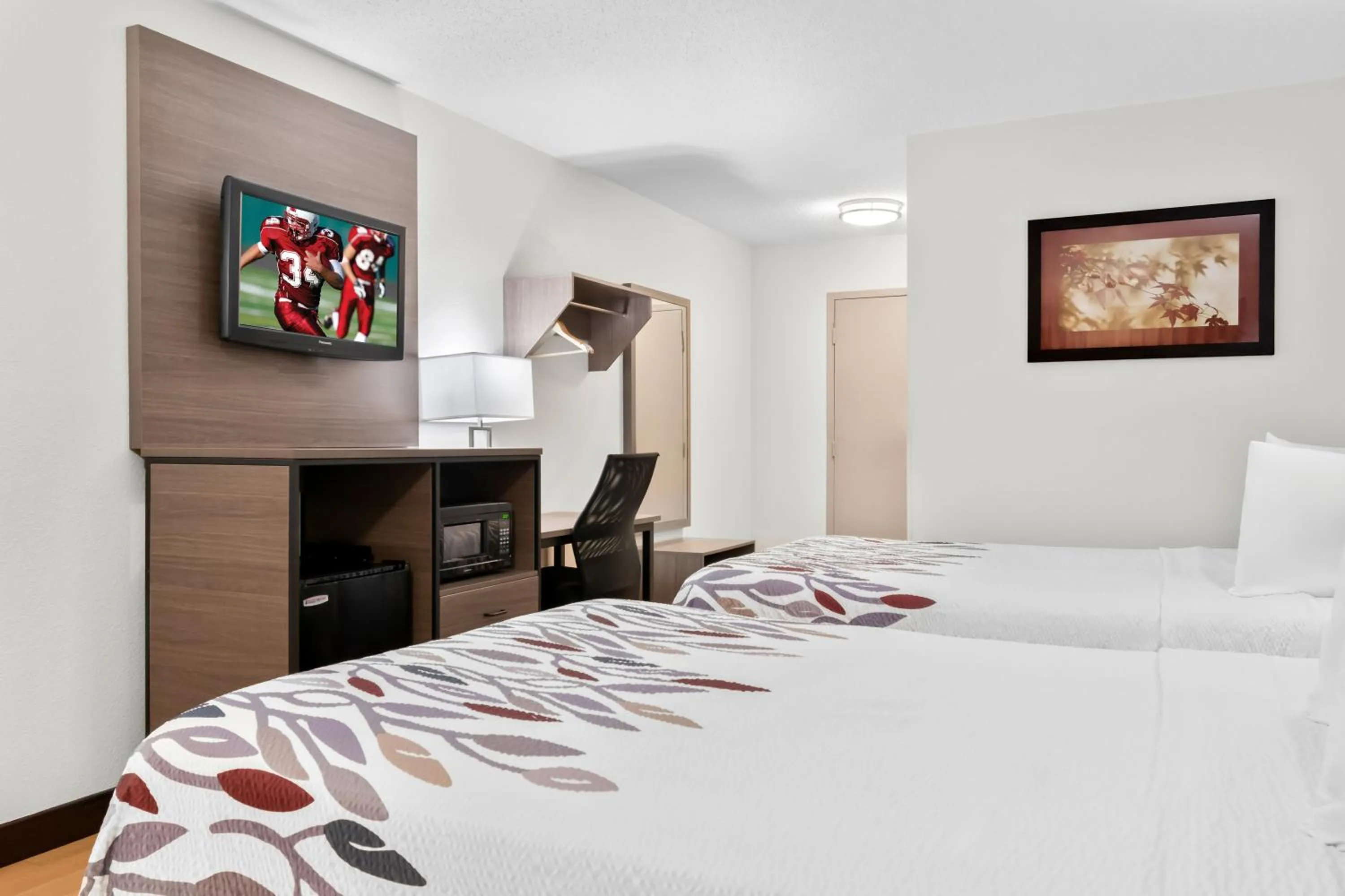 Photo of the whole room, Bed in Red Roof Inn Harrisburg North