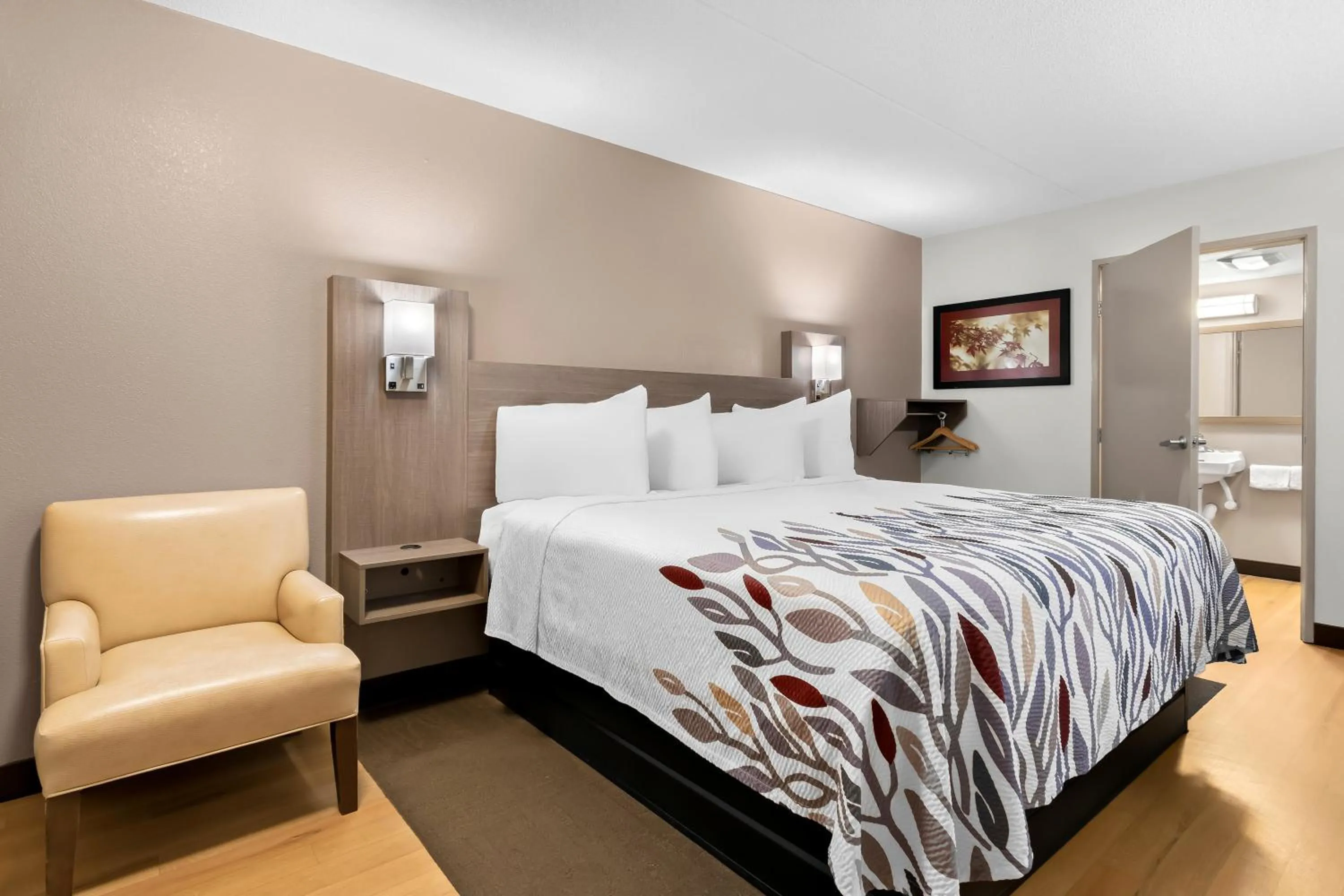 Bedroom, Bed in Red Roof Inn Harrisburg North