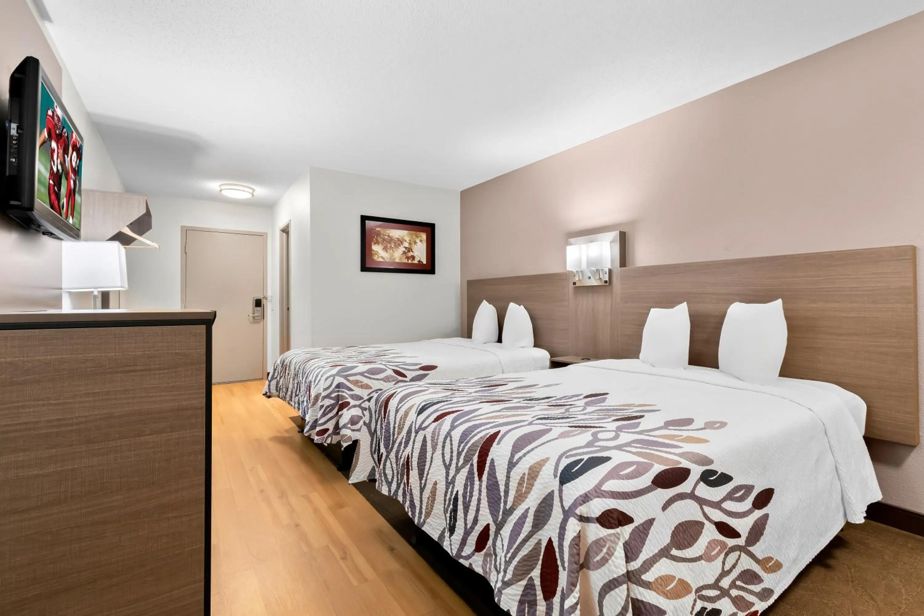 Photo of the whole room, Bed in Red Roof Inn Harrisburg North