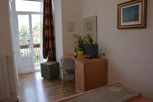 Large Single Room in Le Stanze del Console Large Single Room in Le Stanze del Console