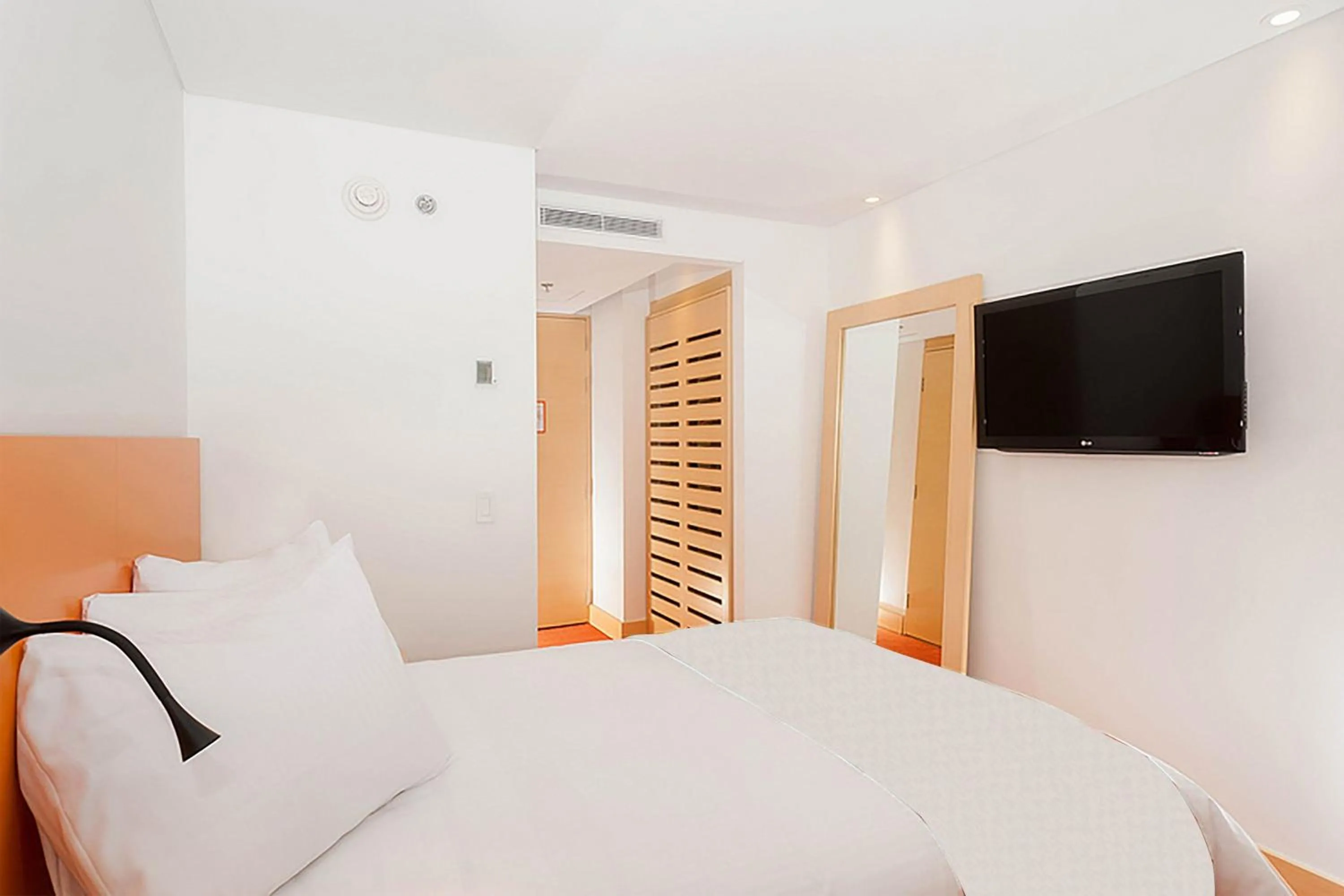 Photo of the whole room, Bed in Fairfield by Marriott Bogota Embajada