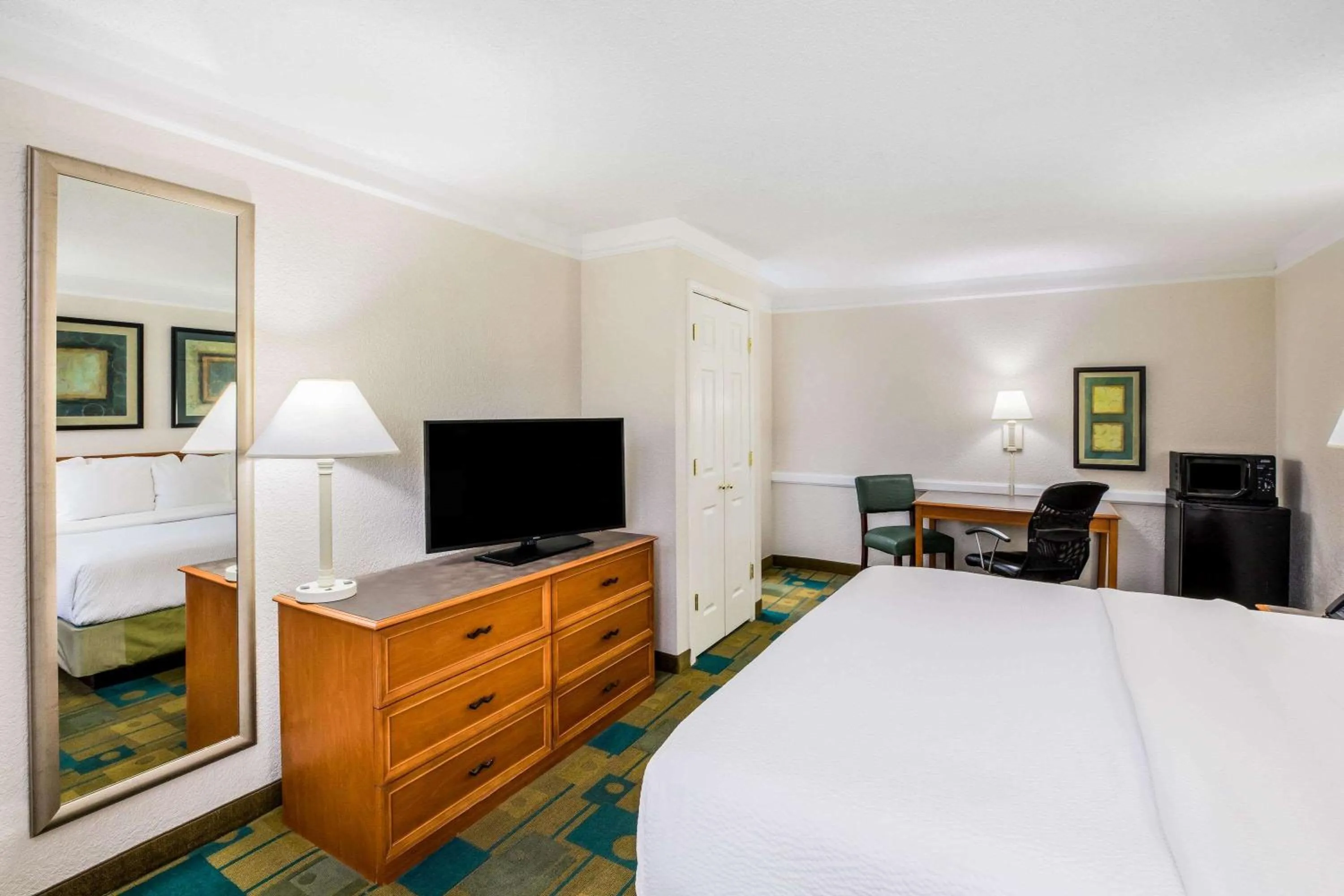 Photo of the whole room, Bed in La Quinta Inn by Wyndham Lufkin