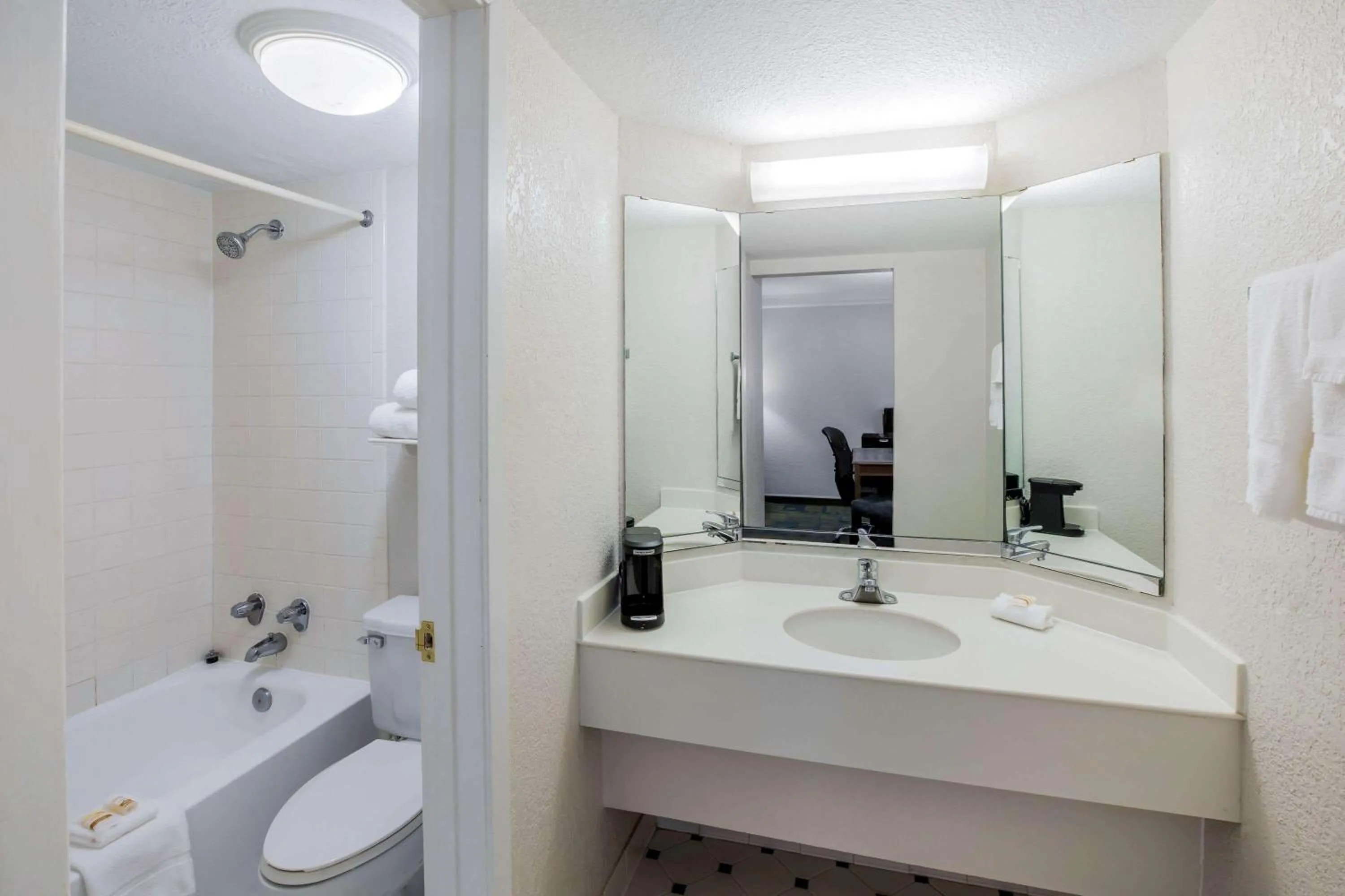 Bathroom in La Quinta Inn by Wyndham Lufkin