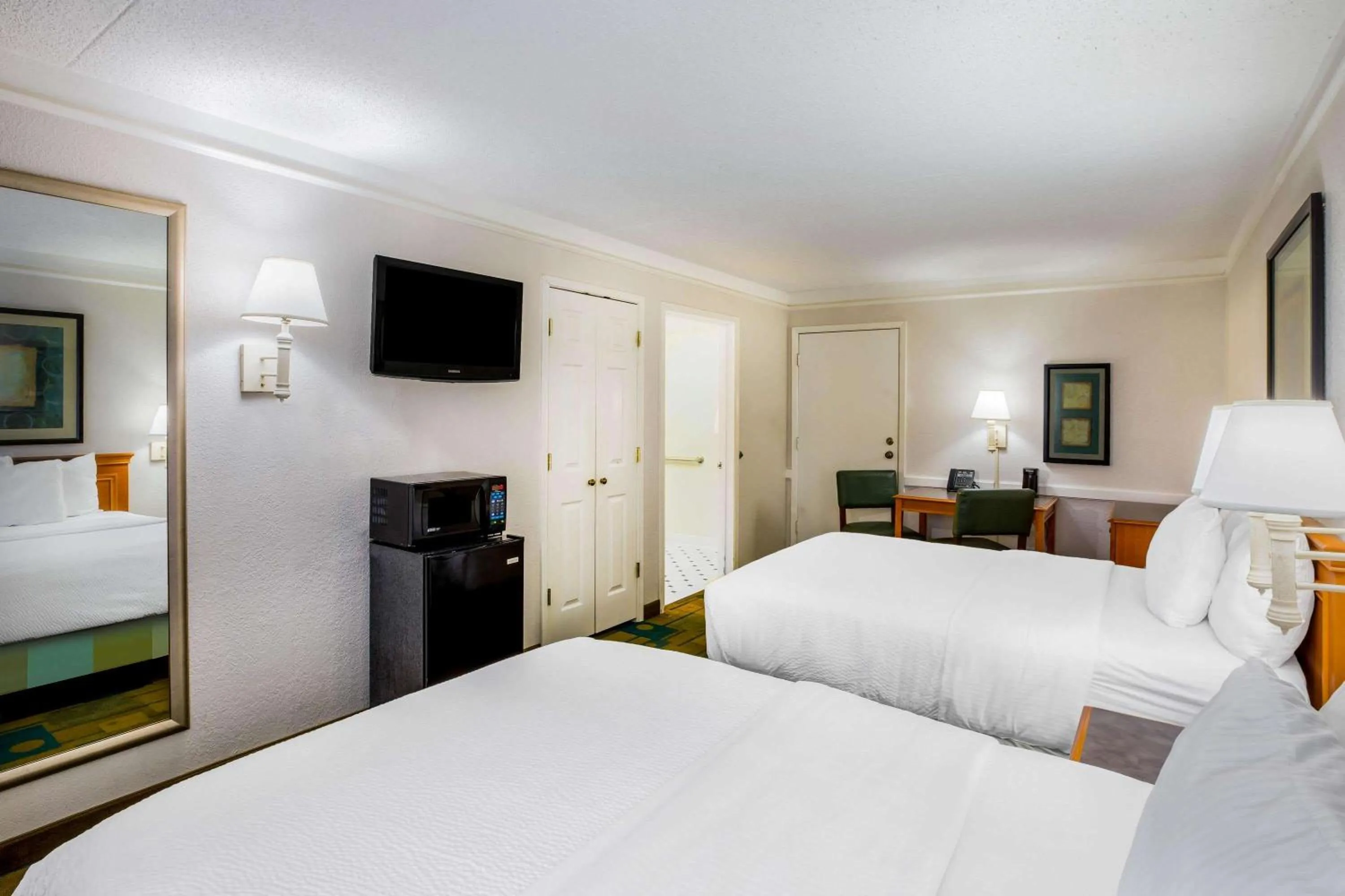 Photo of the whole room, Bed in La Quinta Inn by Wyndham Lufkin