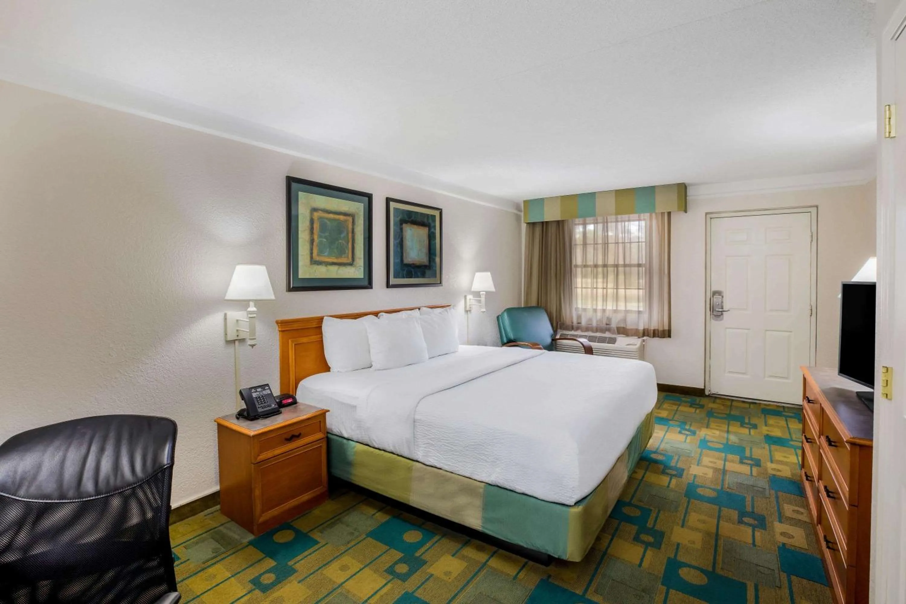 Photo of the whole room, Bed in La Quinta Inn by Wyndham Lufkin