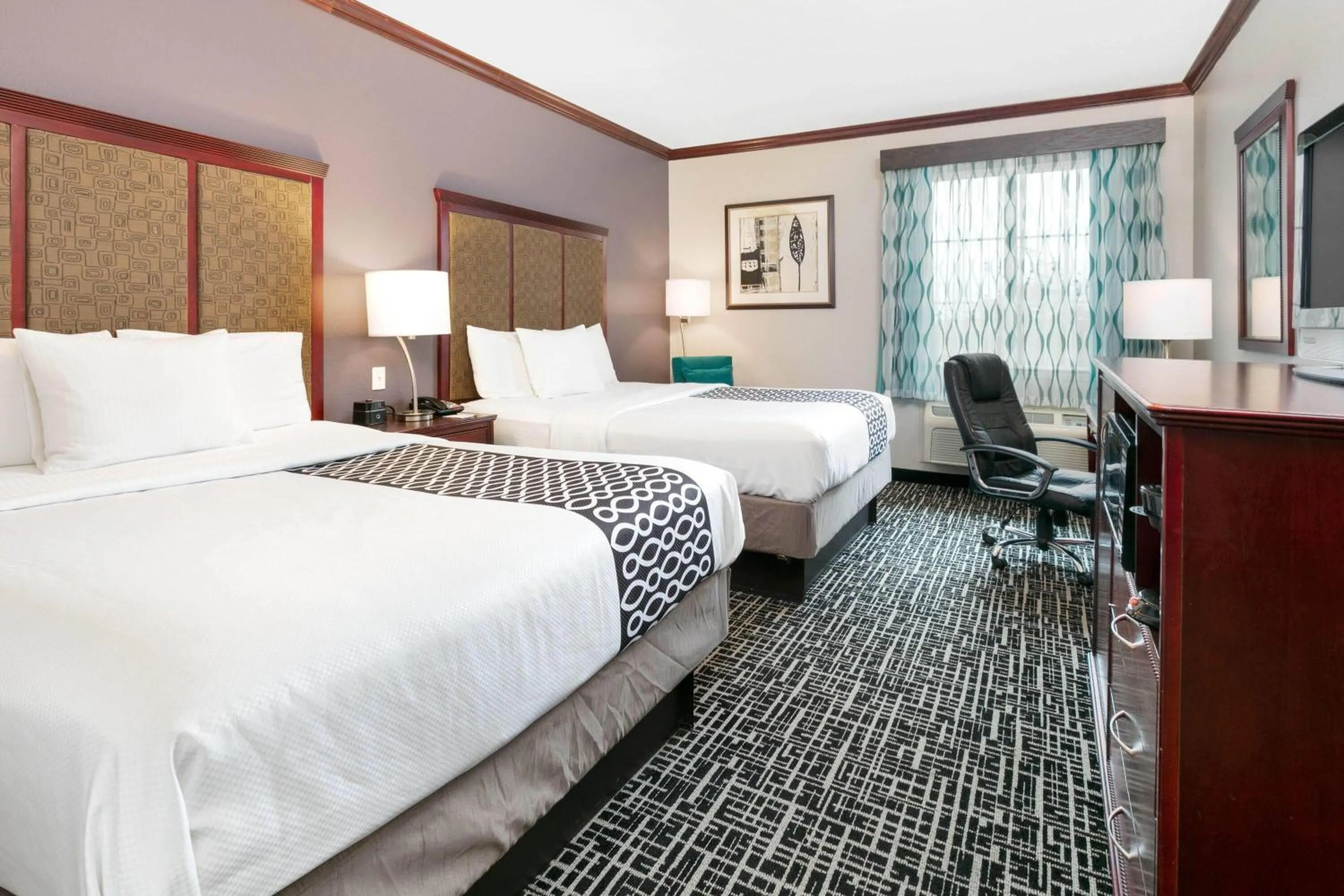 Photo of the whole room, Bed in La Quinta by Wyndham Lindale