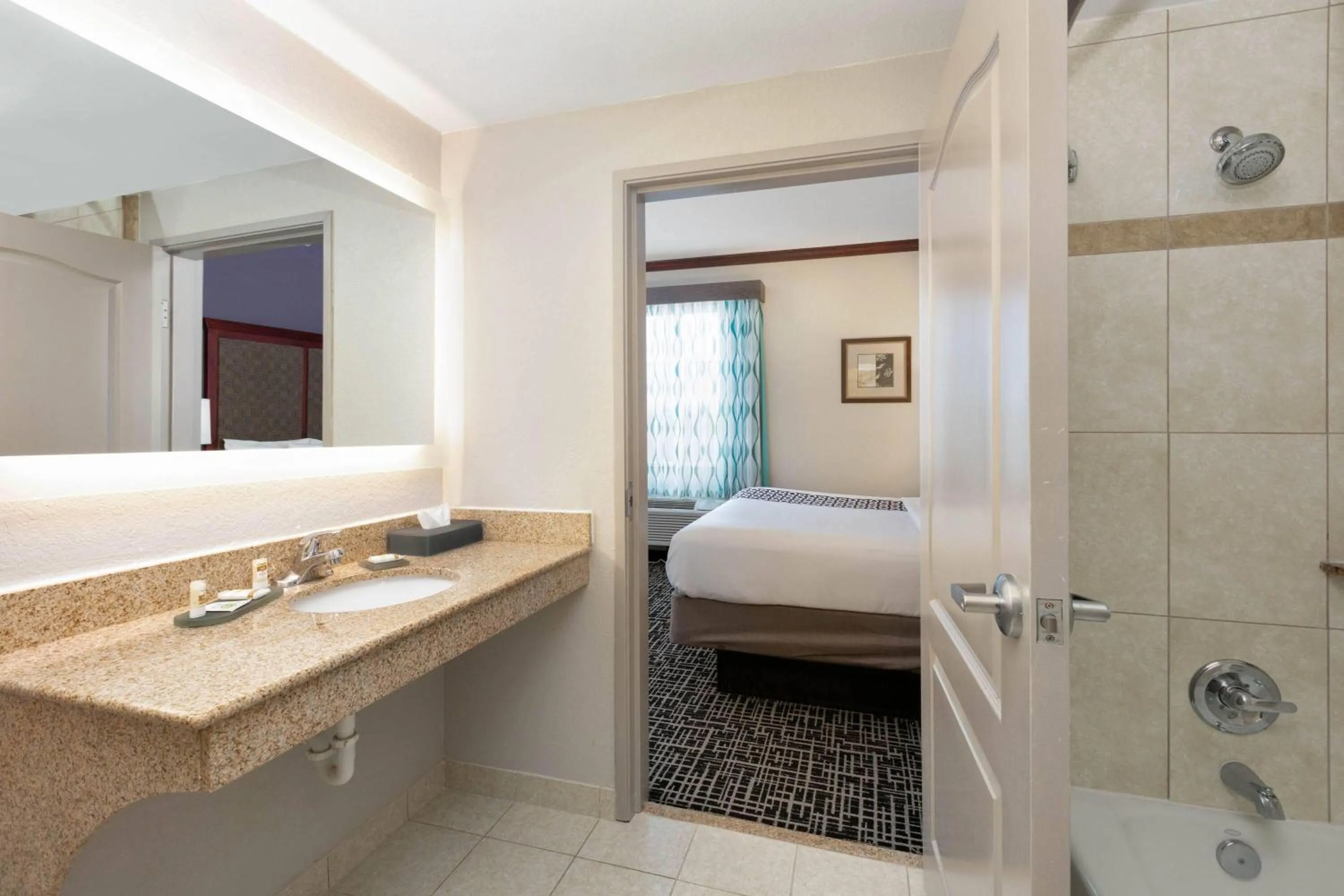 Bathroom, Bed in La Quinta by Wyndham Lindale