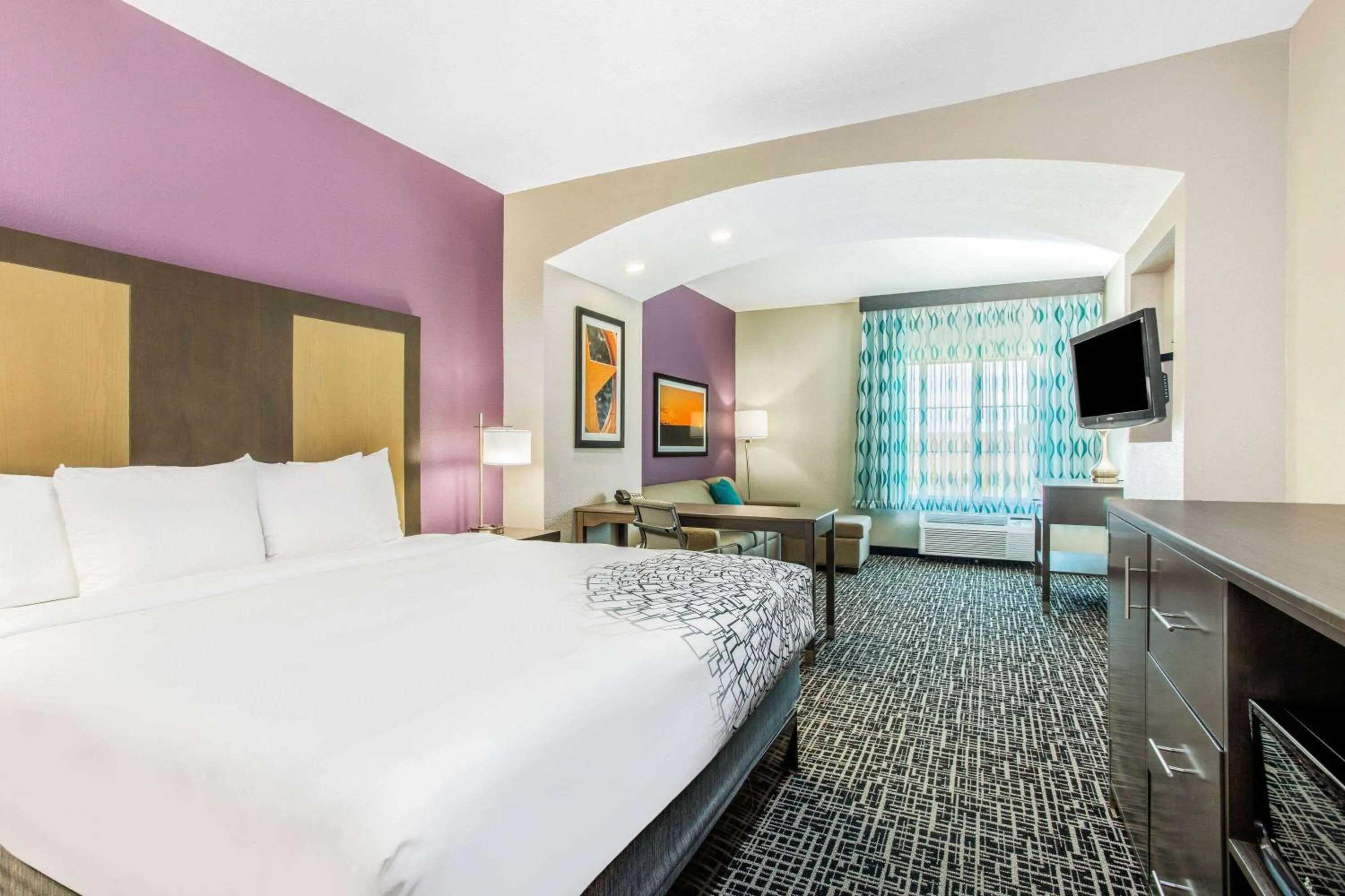 Photo of the whole room, Bed in La Quinta by Wyndham Hillsboro