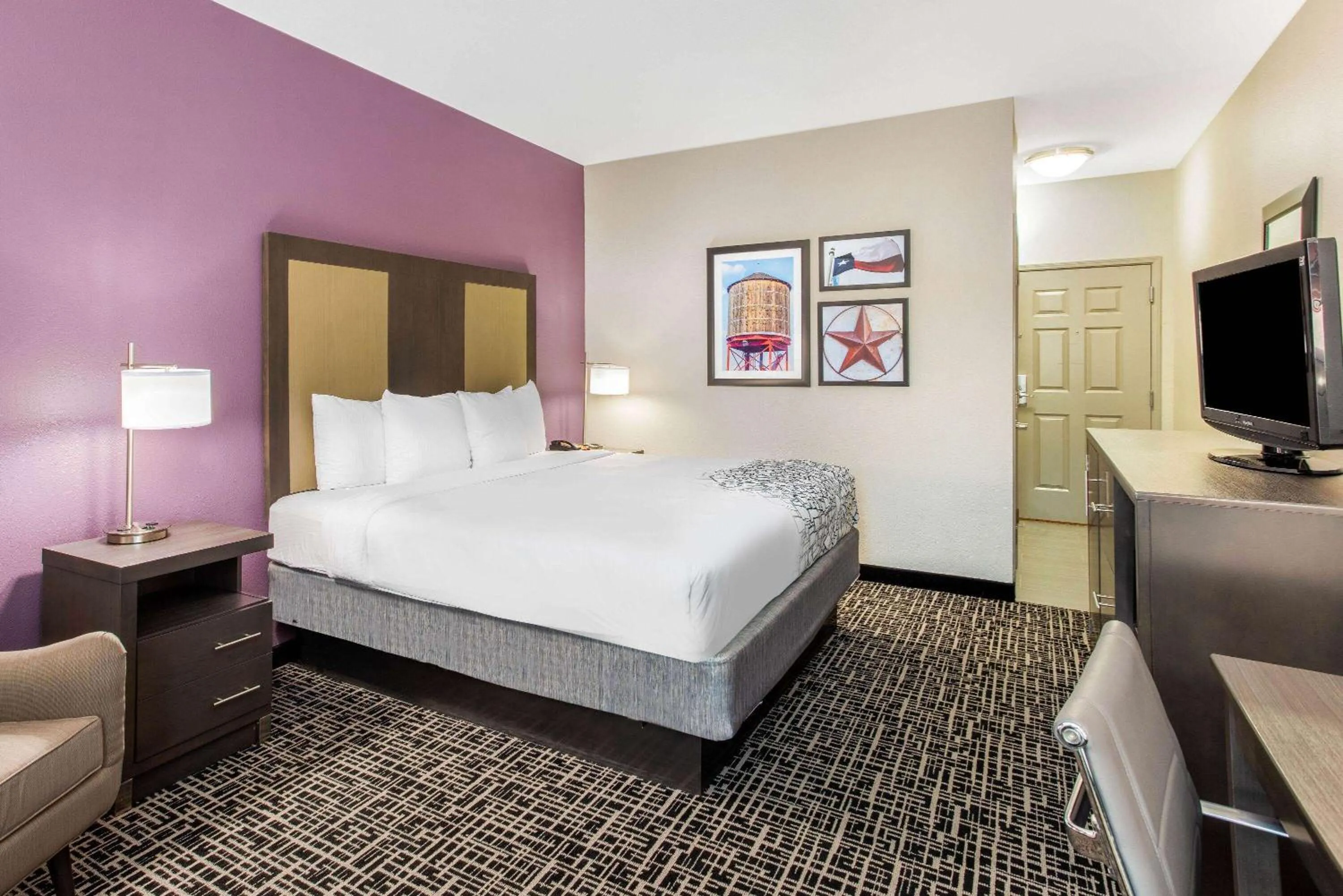 Photo of the whole room, Bed in La Quinta by Wyndham Hillsboro