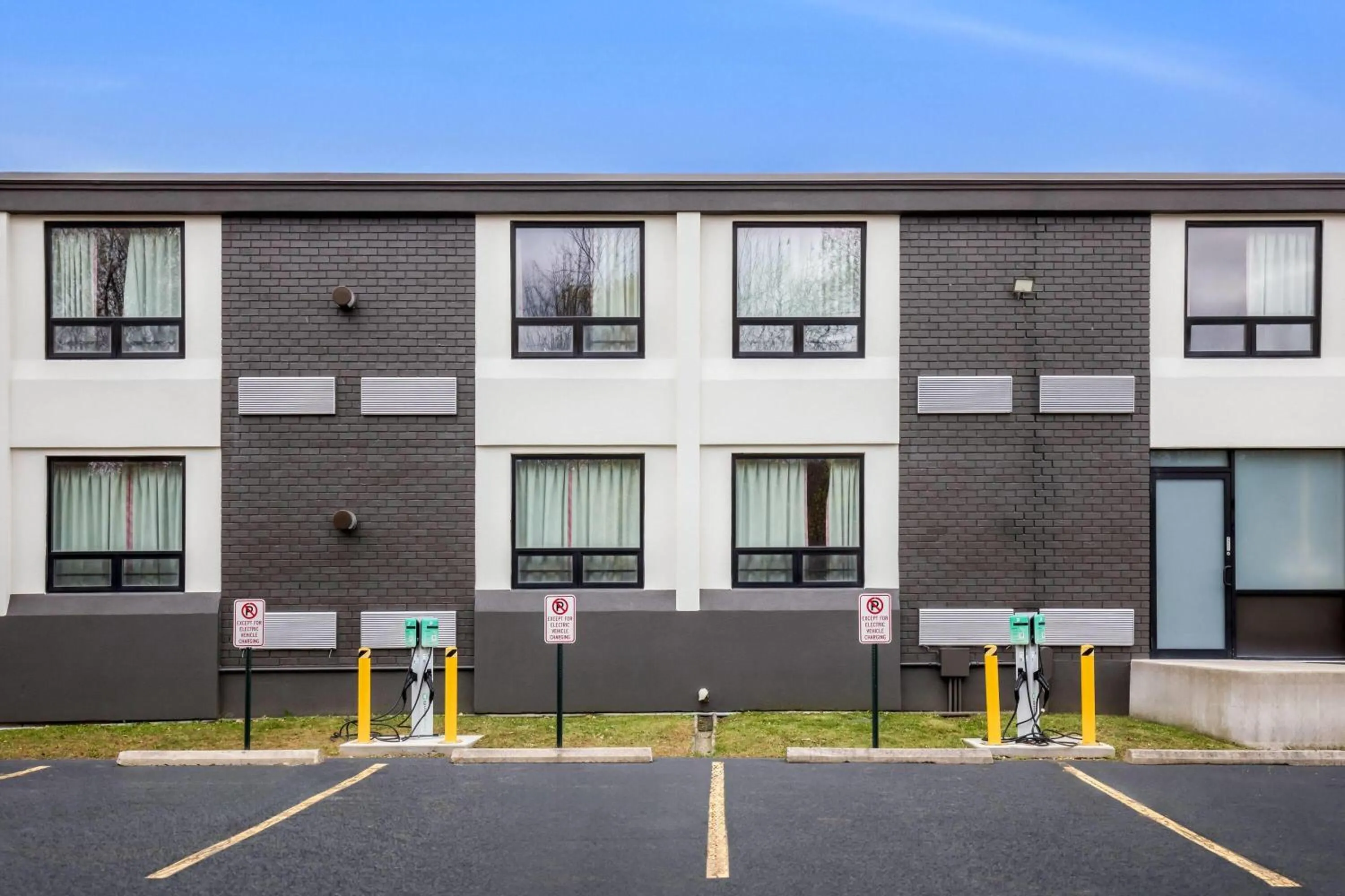 Property building in Days Inn by Wyndham Liberty