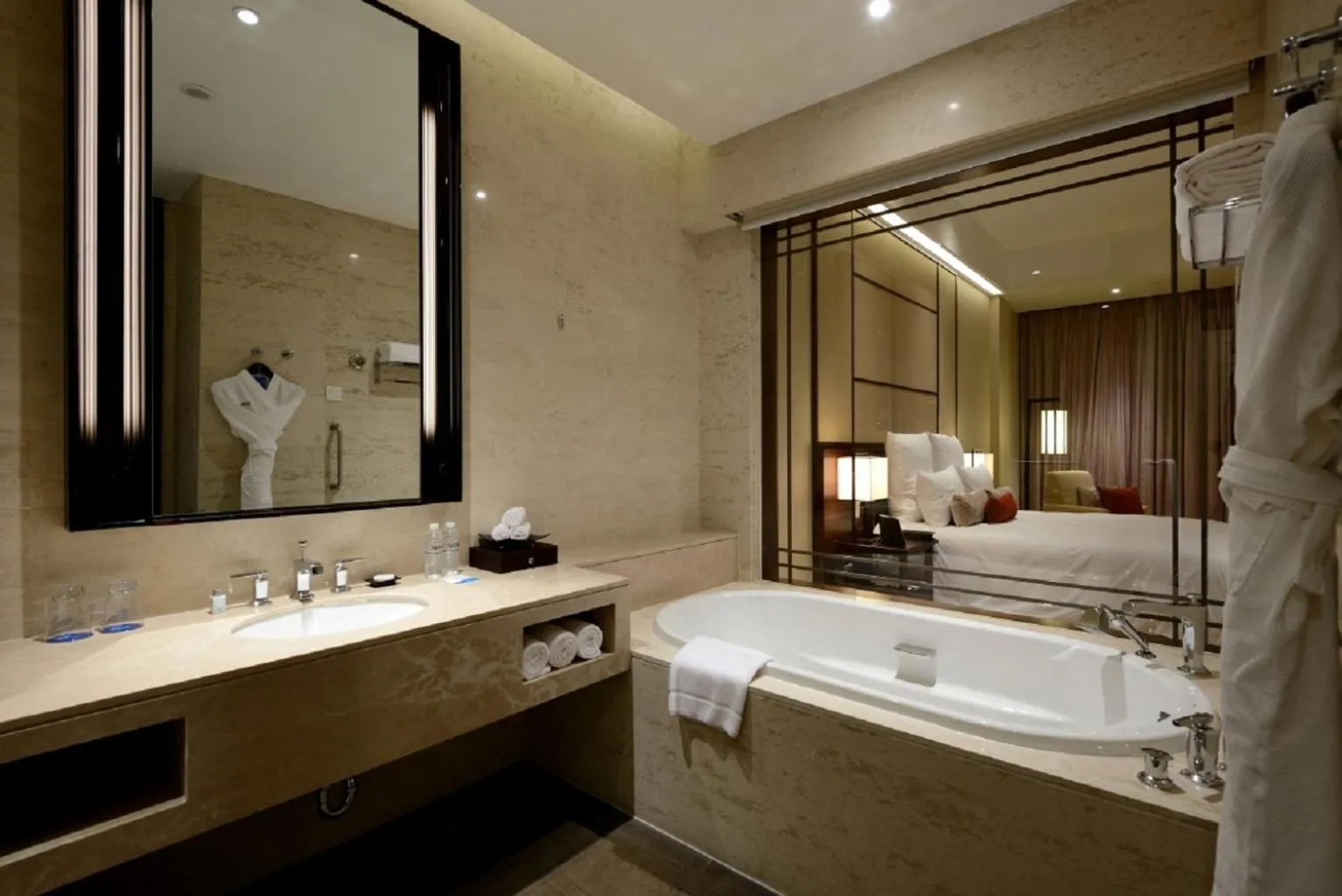 Bathroom, Bed in Radisson Blu Resort Wetland Park