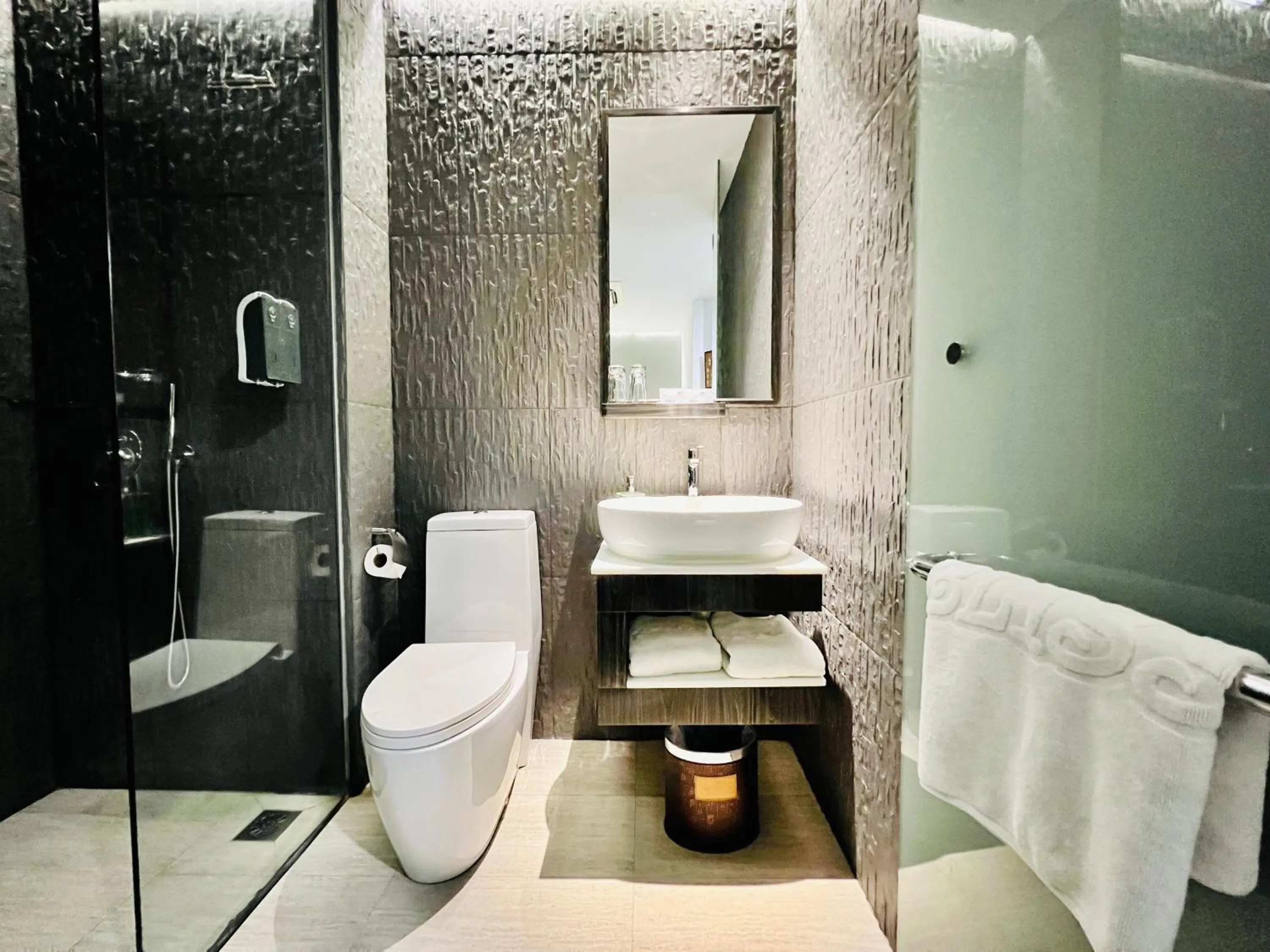 Bathroom in Bliss Hotel Singapore