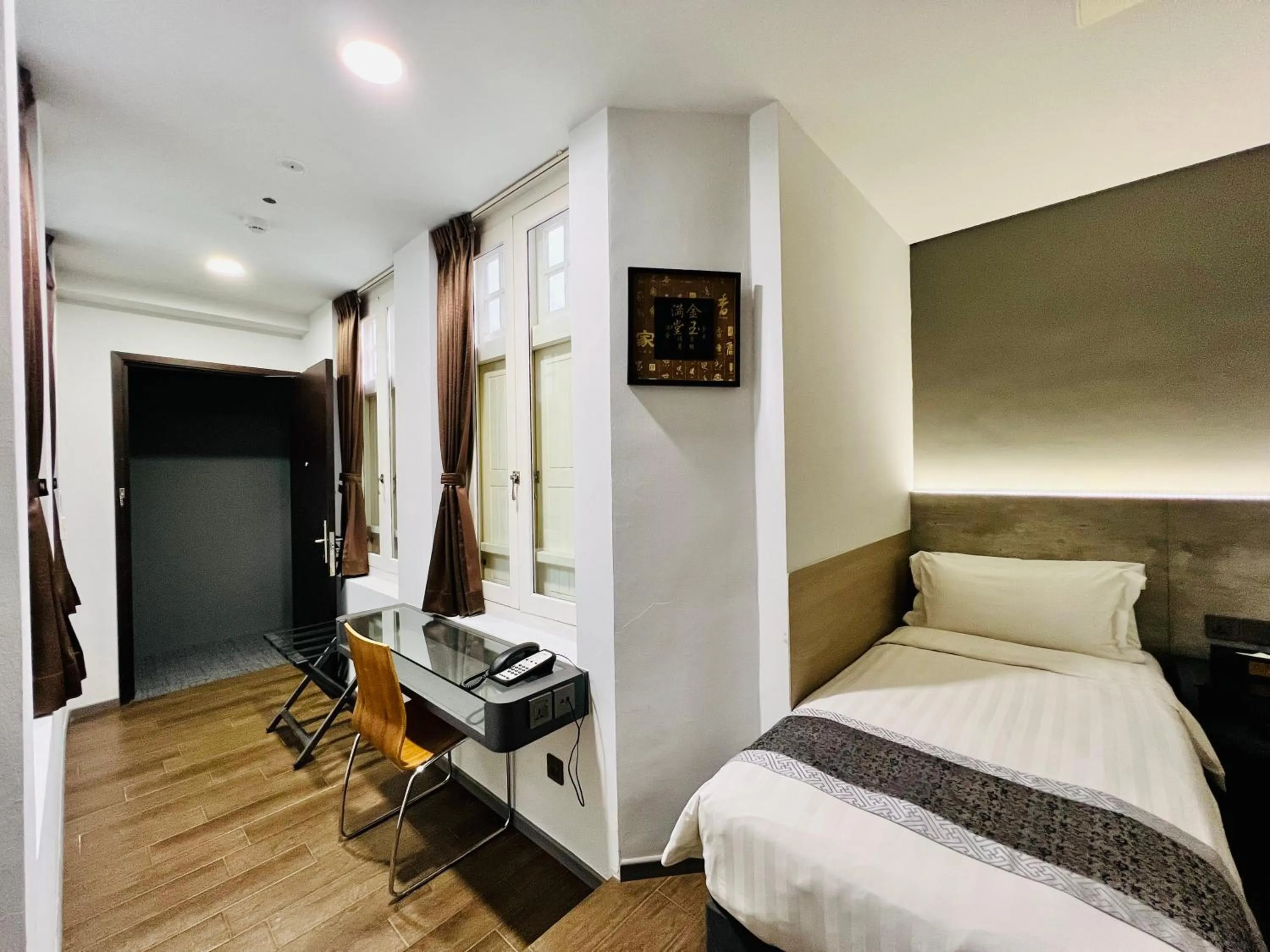 Photo of the whole room, Bed in Bliss Hotel Singapore