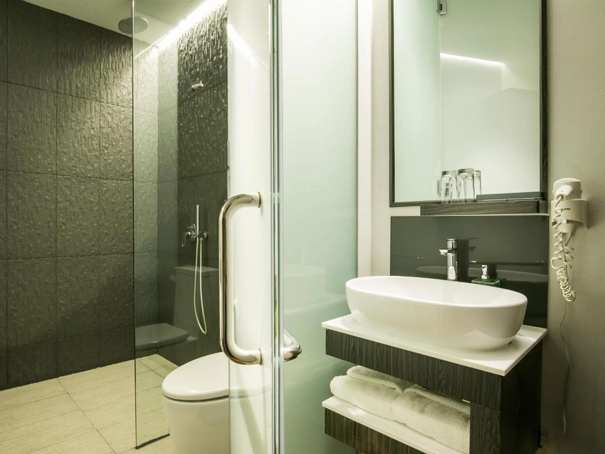 Bathroom in Bliss Hotel Singapore