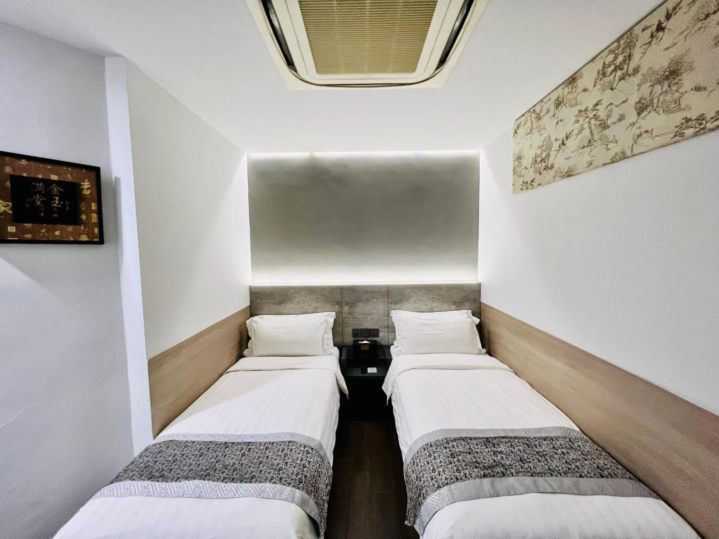 Bed in Bliss Hotel Singapore