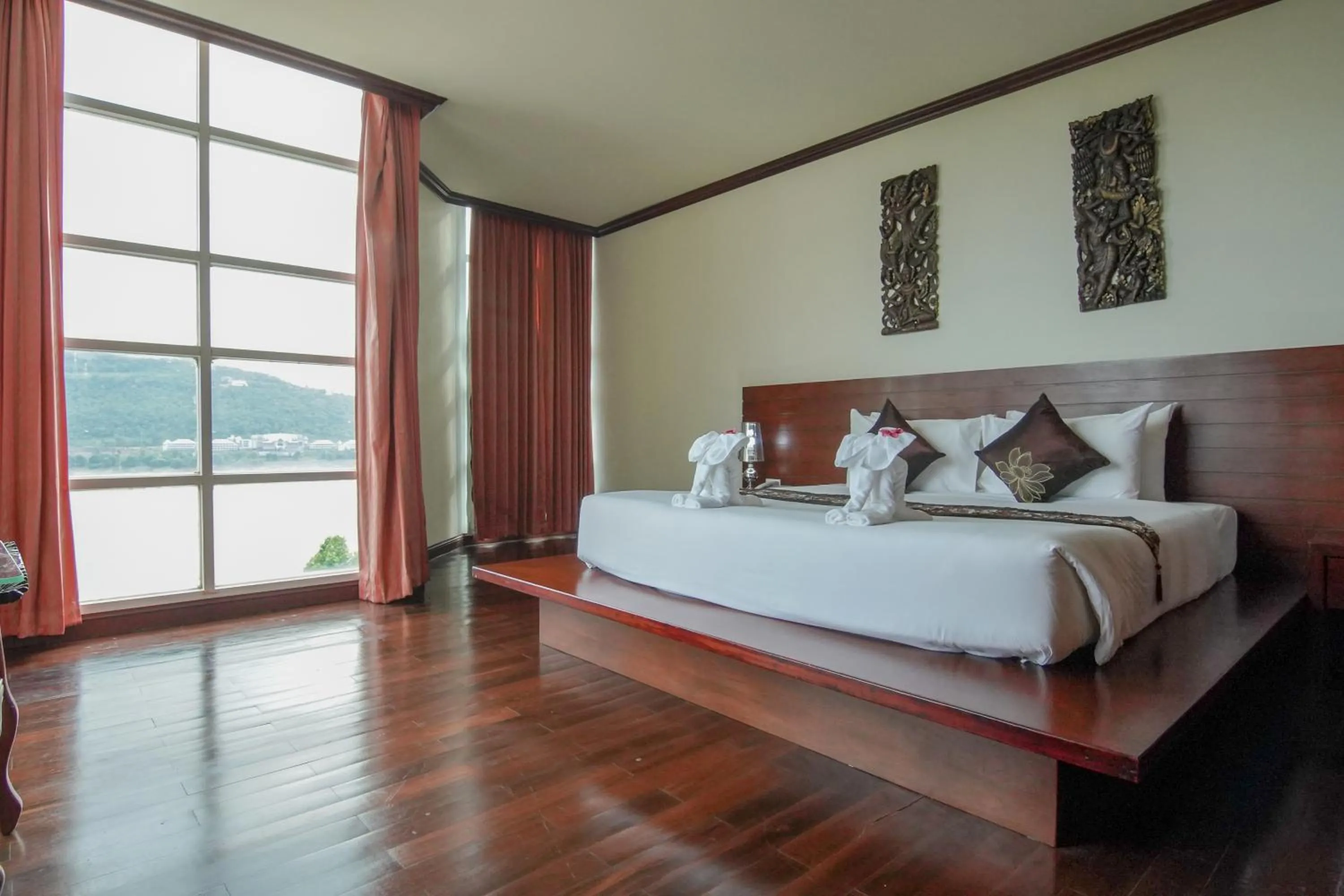 Natural landscape, Bed in Arawan Riverside Hotel